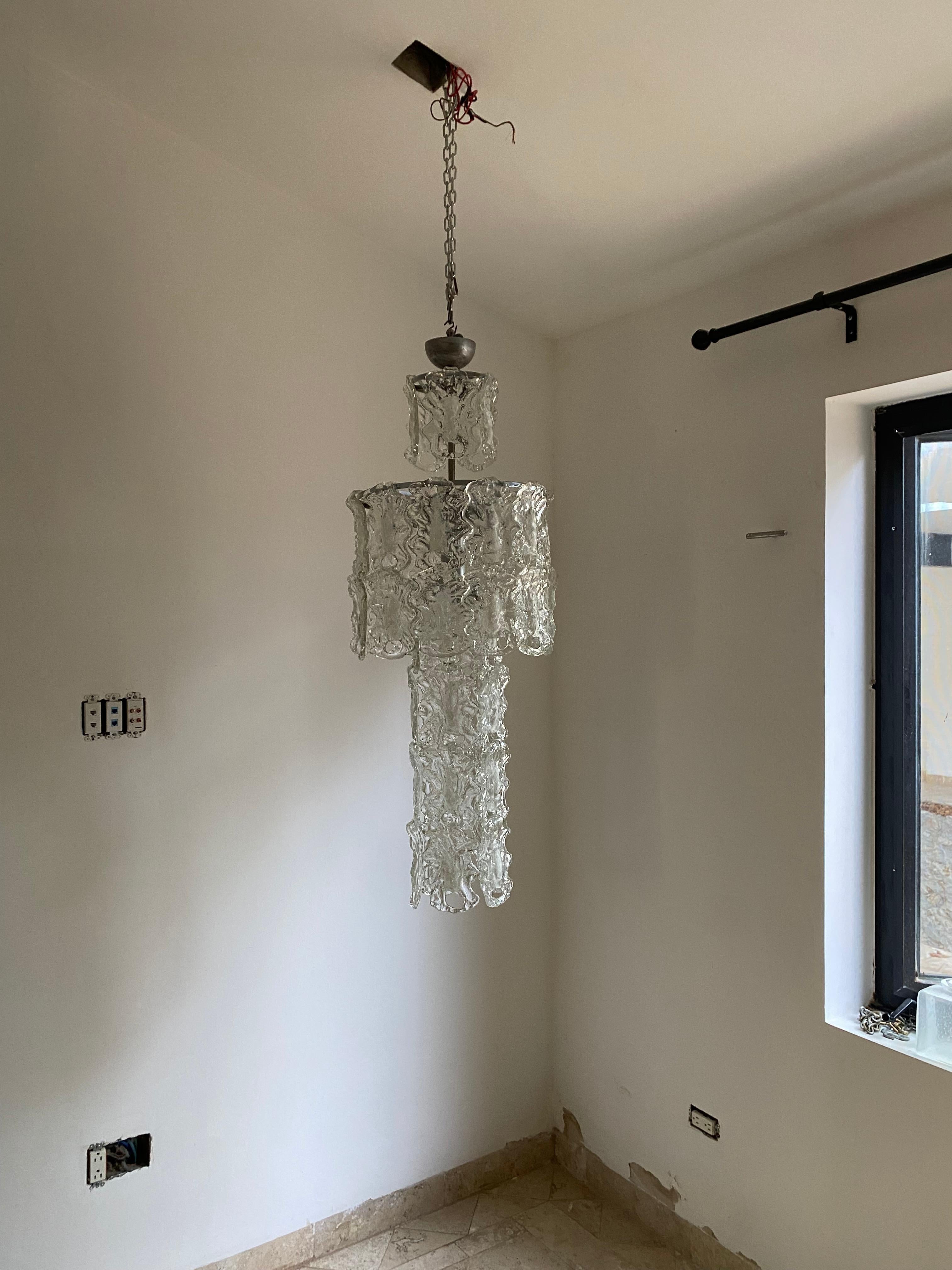Two Mid-Century Modern Chandeliers,  in Murano Glass, Italy, circa 1970 For Sale 1