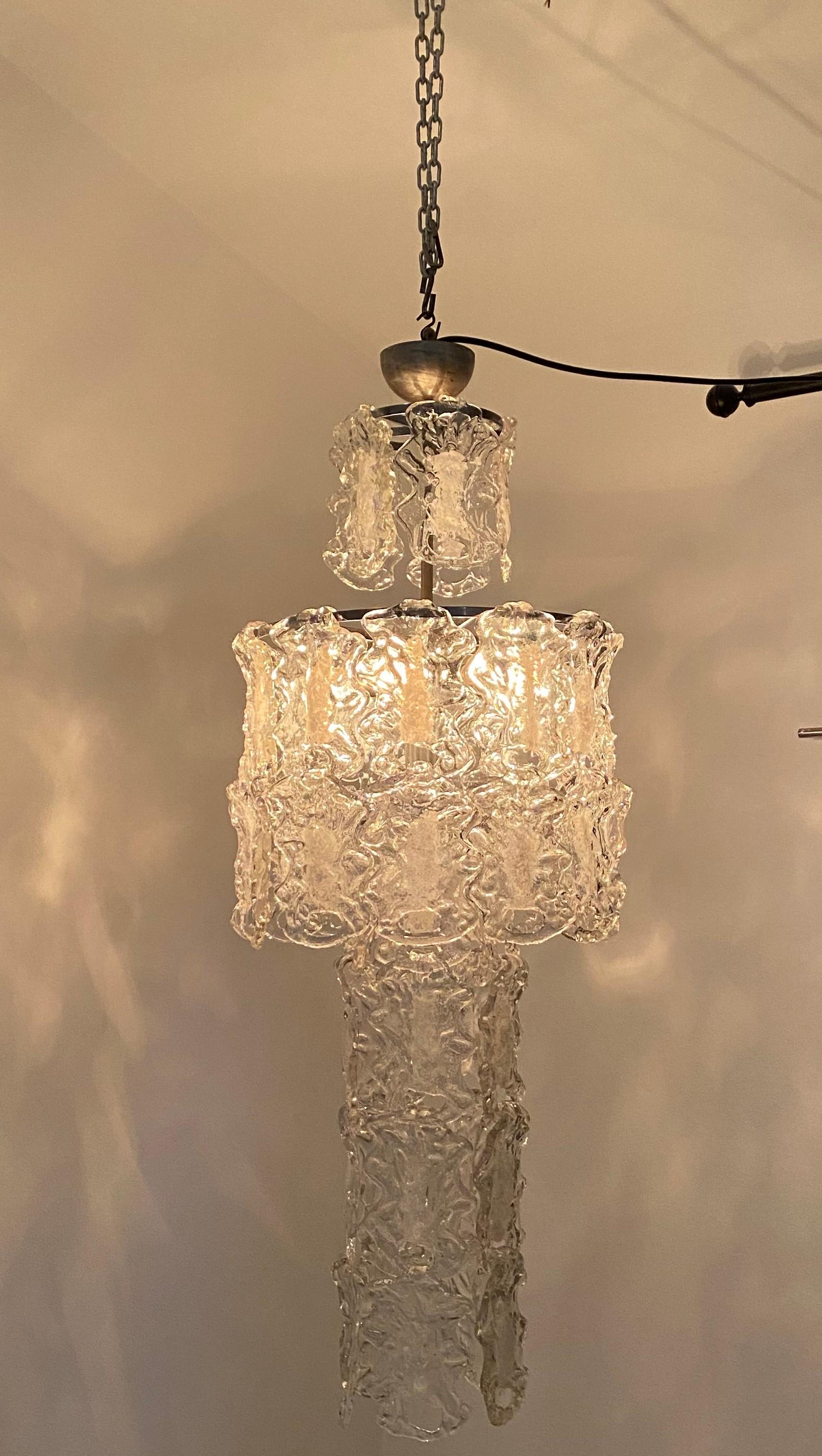 Two Mid-Century Modern Chandeliers,  in Murano Glass, Italy, circa 1970 For Sale 3