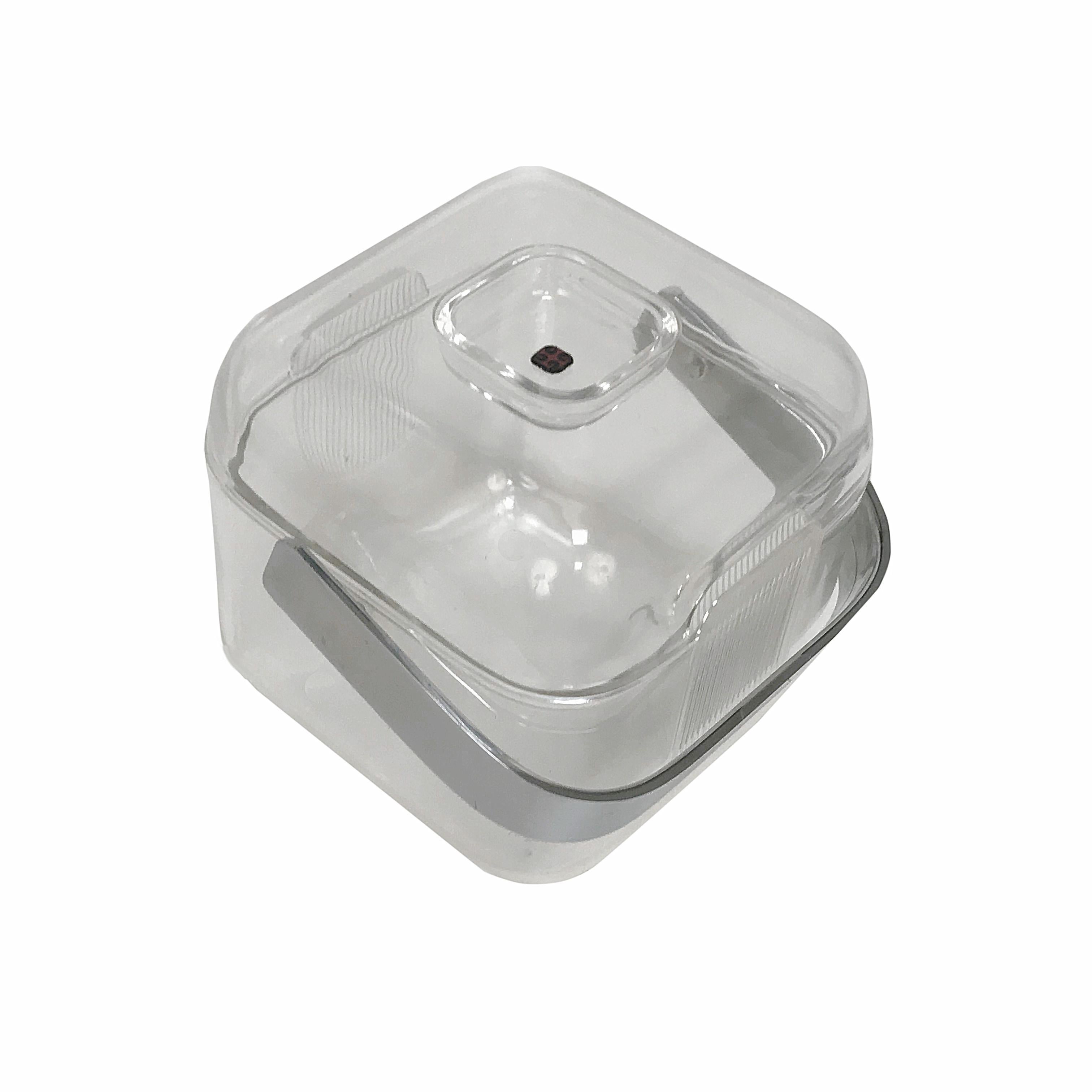 Paire de seaux à glace signés en Lucite avec un bol intérieur amovible pour un meilleur refroidissement et un nettoyage facile.

Les seaux à glace sont dotés d'une poignée chromée moderne et à la mode pour faciliter les manœuvres. 

Elle serait