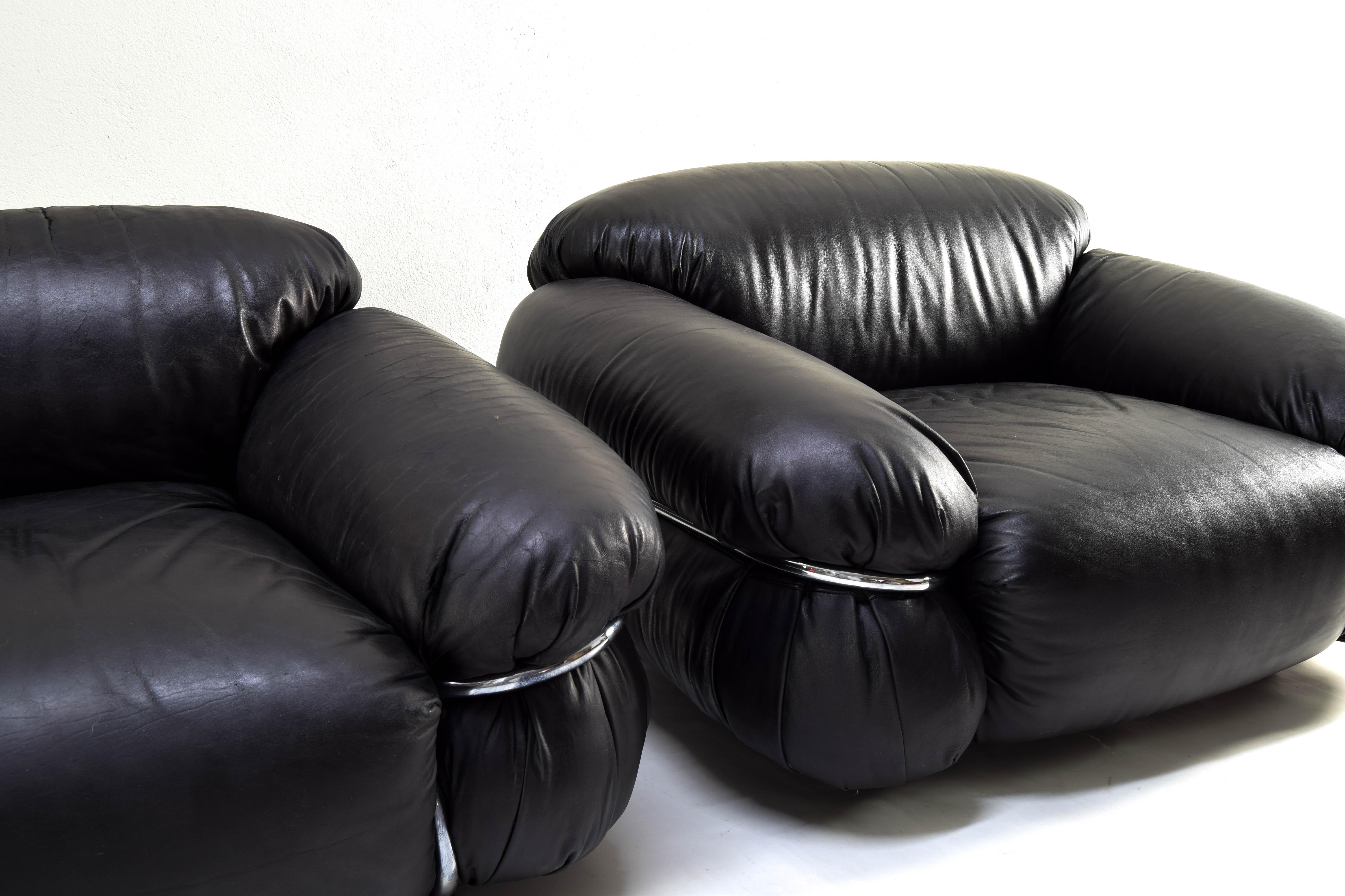 Zwei Sessel des italienischen Modells Sesann, entworfen von Gianfranco Frattini für Casina in den 70er Jahren.
Körper gepolstert in schwarzem Leder und Chromstruktur.
Wie auf dem Bild der Armlehne zu sehen ist, weist das Leder in diesem Bereich