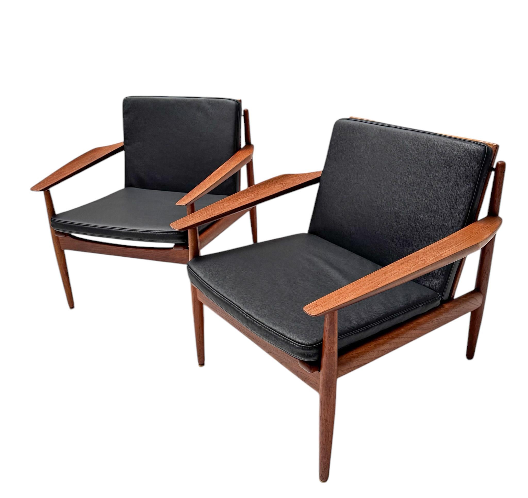 Wunderschönes und seltenes Paar moderner Loungesessel aus der Jahrhundertmitte.
Entwurf von Arne Vodder für Glostrup Møbelfabrik.
Auffälliges dänisches Design aus den 1950er Jahren.
Massive Teakholzrahmen mit handgefertigten neuen Saiten!
Neu