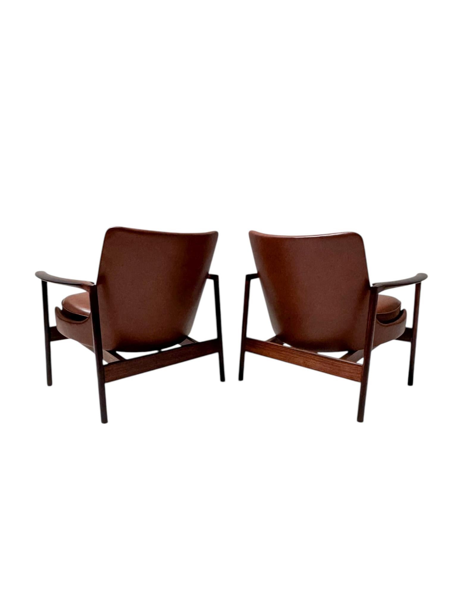 Magnífica y rara pareja de tumbonas Modernas de Mediados de Siglo.
Diseño de Ib Kofod-Larsen para Frõscher KG Alemania.
Llamativo diseño danés de los años 1970.
Armazones de palisandro macizo y chapa de palisandro original con asientos retapizados