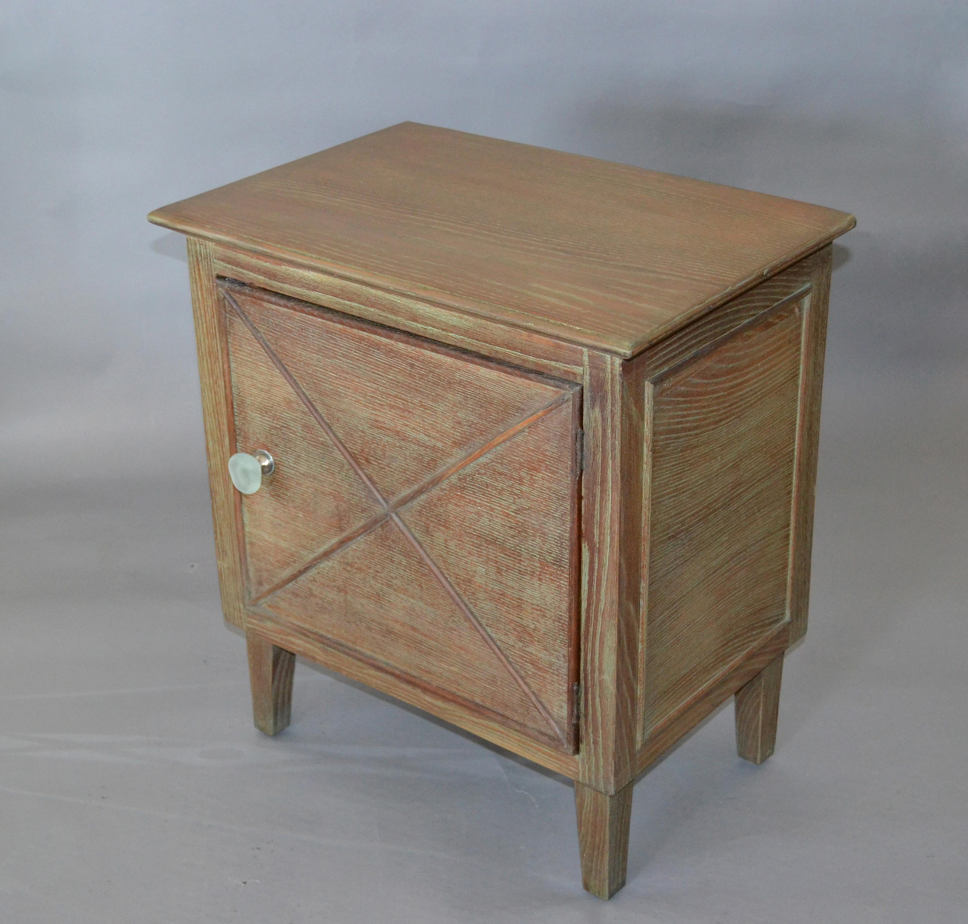 Two Mid-Century Modern Oak Nightstands Bedside Tables Cerused Finish Resin Knobs In Good Condition For Sale In Miami, FL