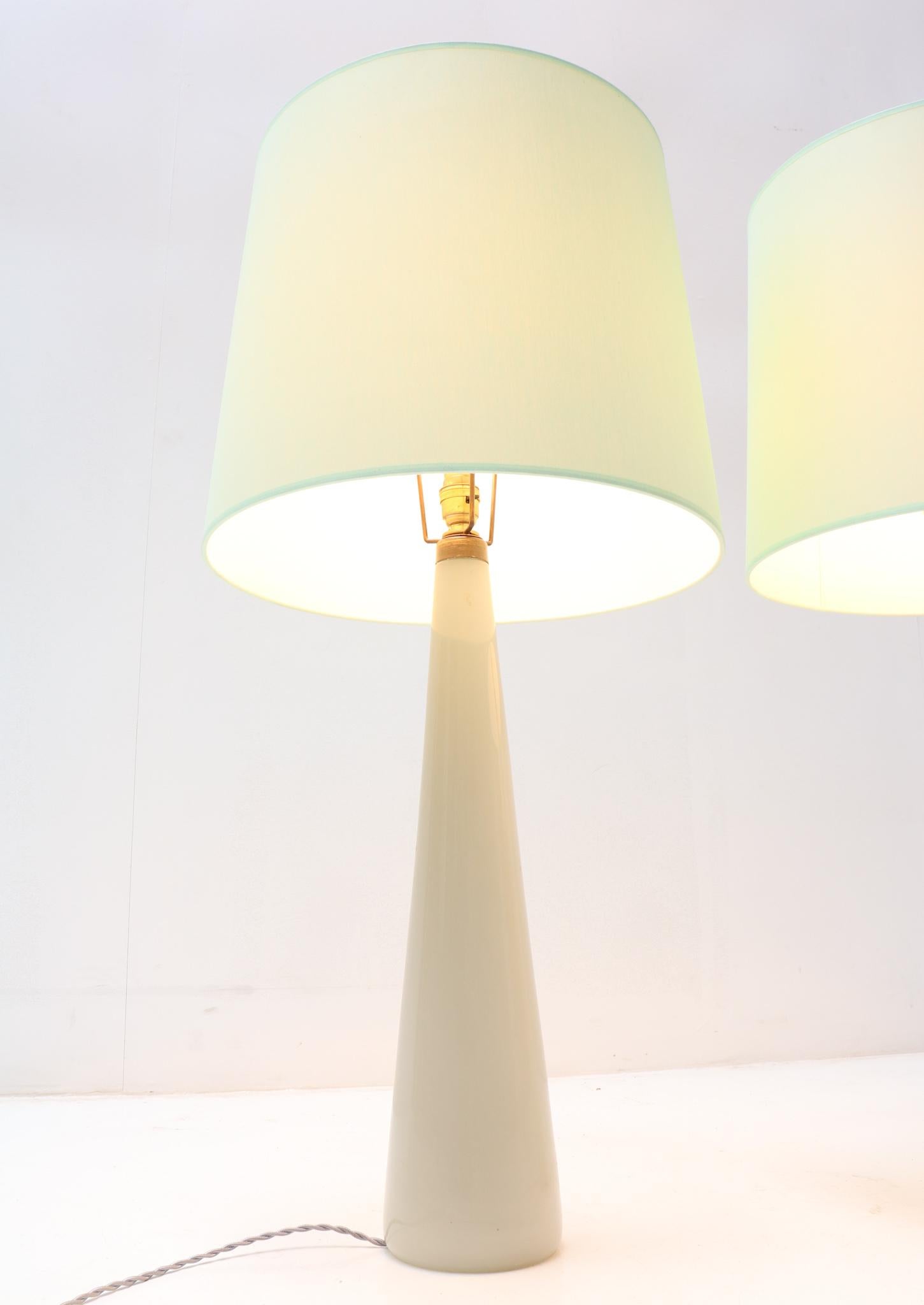 Two Mid-Century Modern Opaline Table Lamps by Archimede Seguso Murano, 1970s For Sale 5