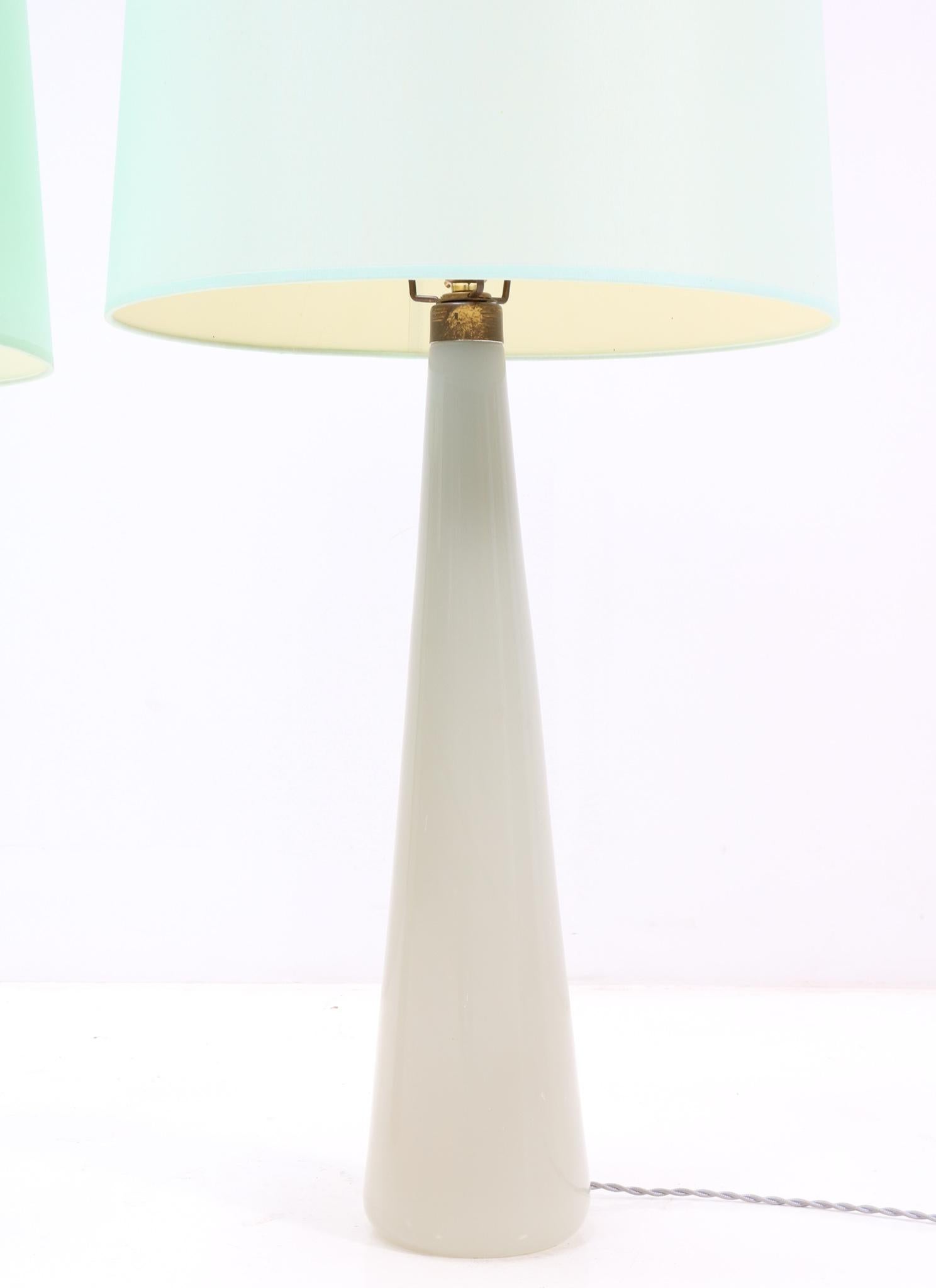Two Mid-Century Modern Opaline Table Lamps by Archimede Seguso Murano, 1970s For Sale 7