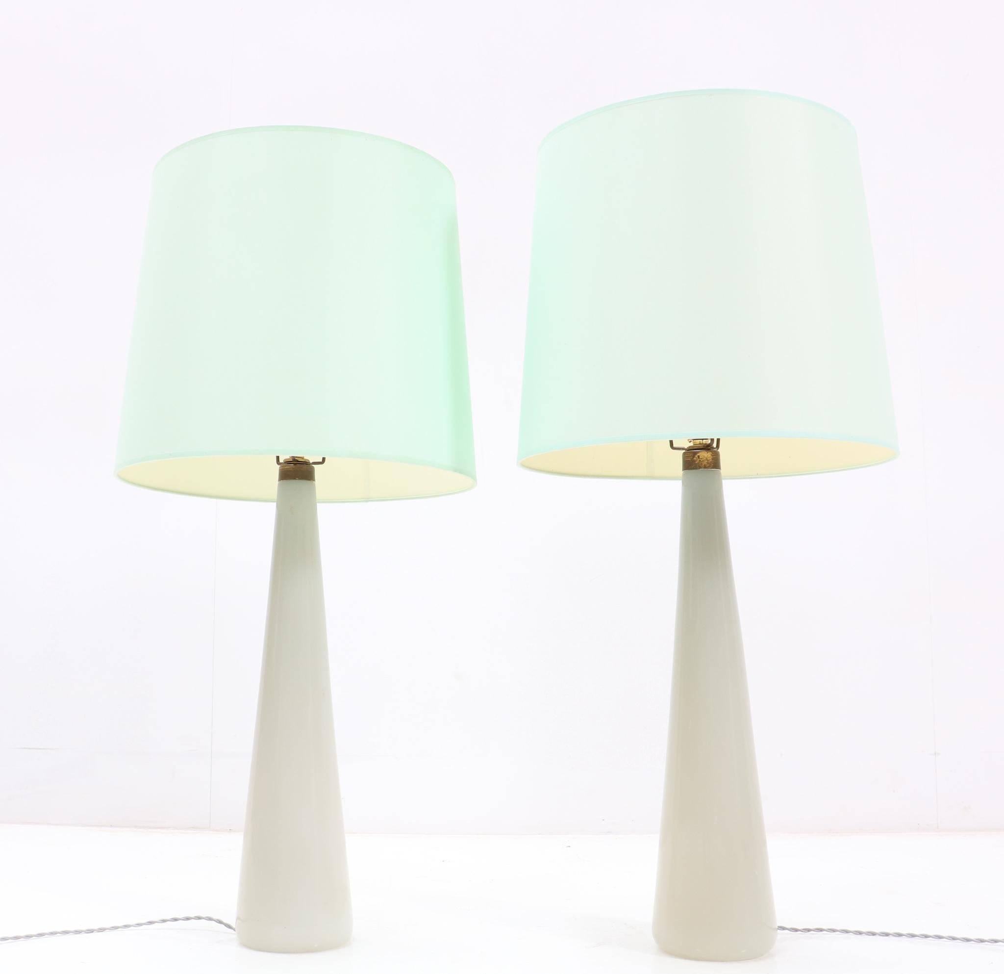 Magnificent pair of two Mid-Century Modern table lamps.
Design by Archimede Seguso Murano.
Striking Italian design from the 1970s.
Green and white Murano glass alabastro ovoid lamp bases with new green shades.
Marked with original manufacturers