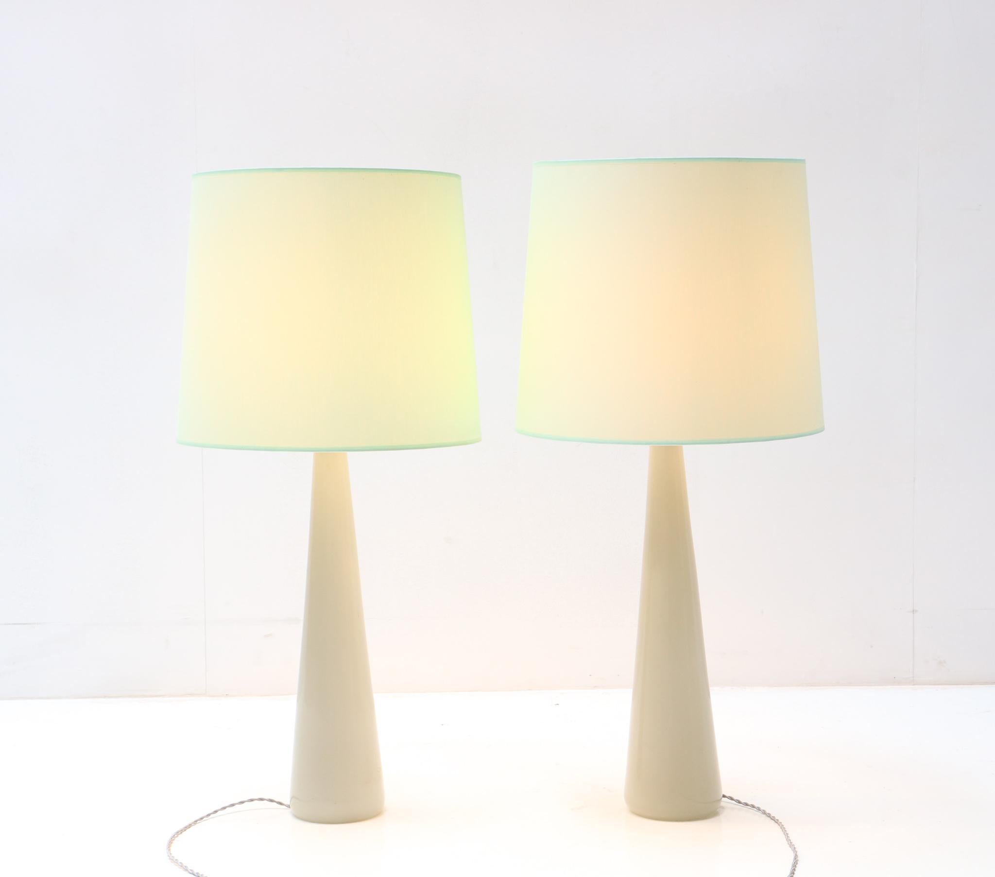 Two Mid-Century Modern Opaline Table Lamps by Archimede Seguso Murano, 1970s In Good Condition For Sale In Amsterdam, NL