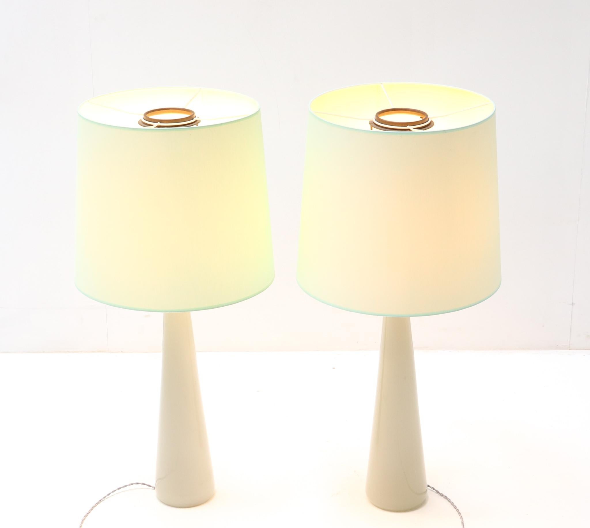 Two Mid-Century Modern Opaline Table Lamps by Archimede Seguso Murano, 1970s For Sale 1