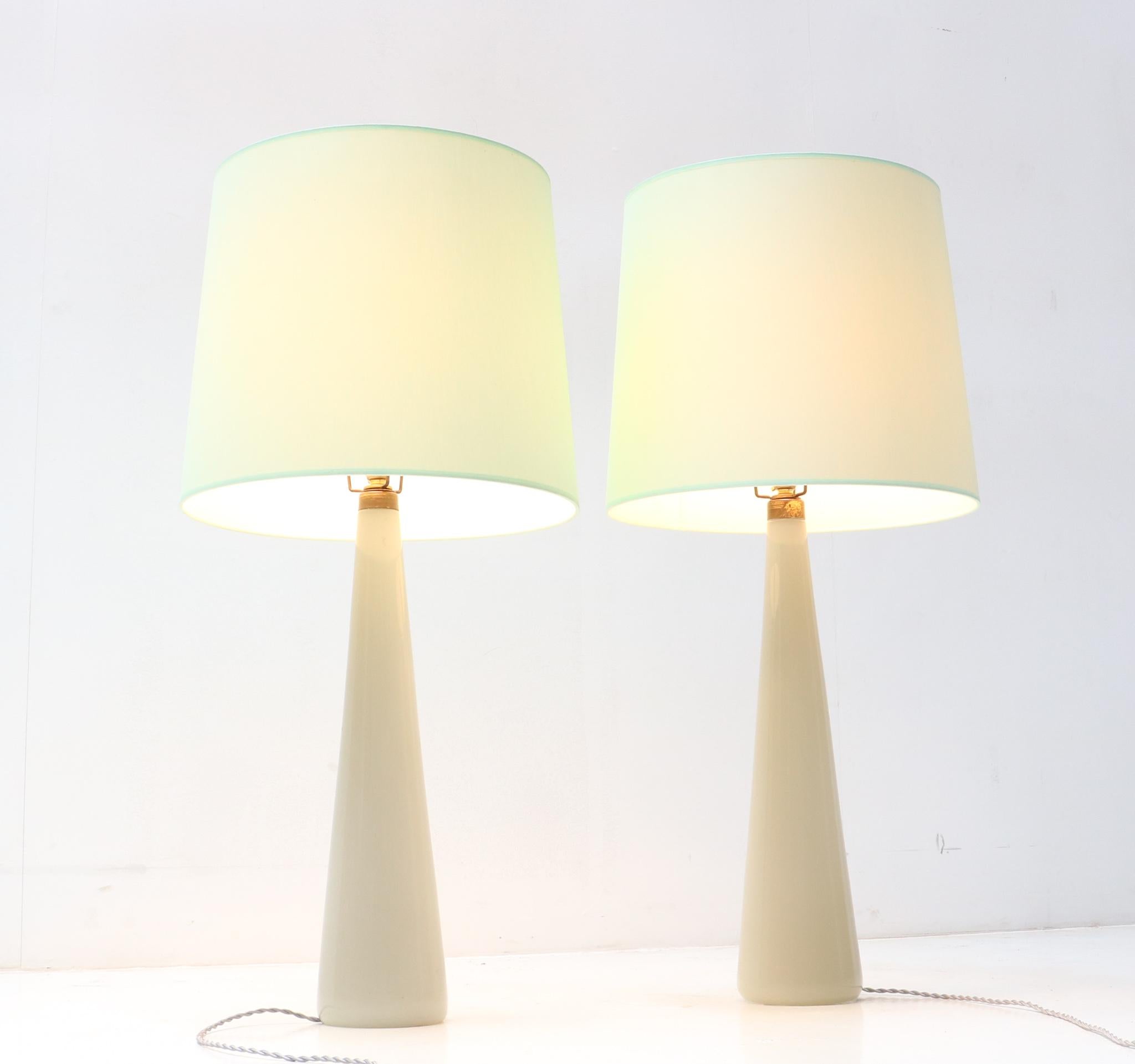 Two Mid-Century Modern Opaline Table Lamps by Archimede Seguso Murano, 1970s For Sale 2