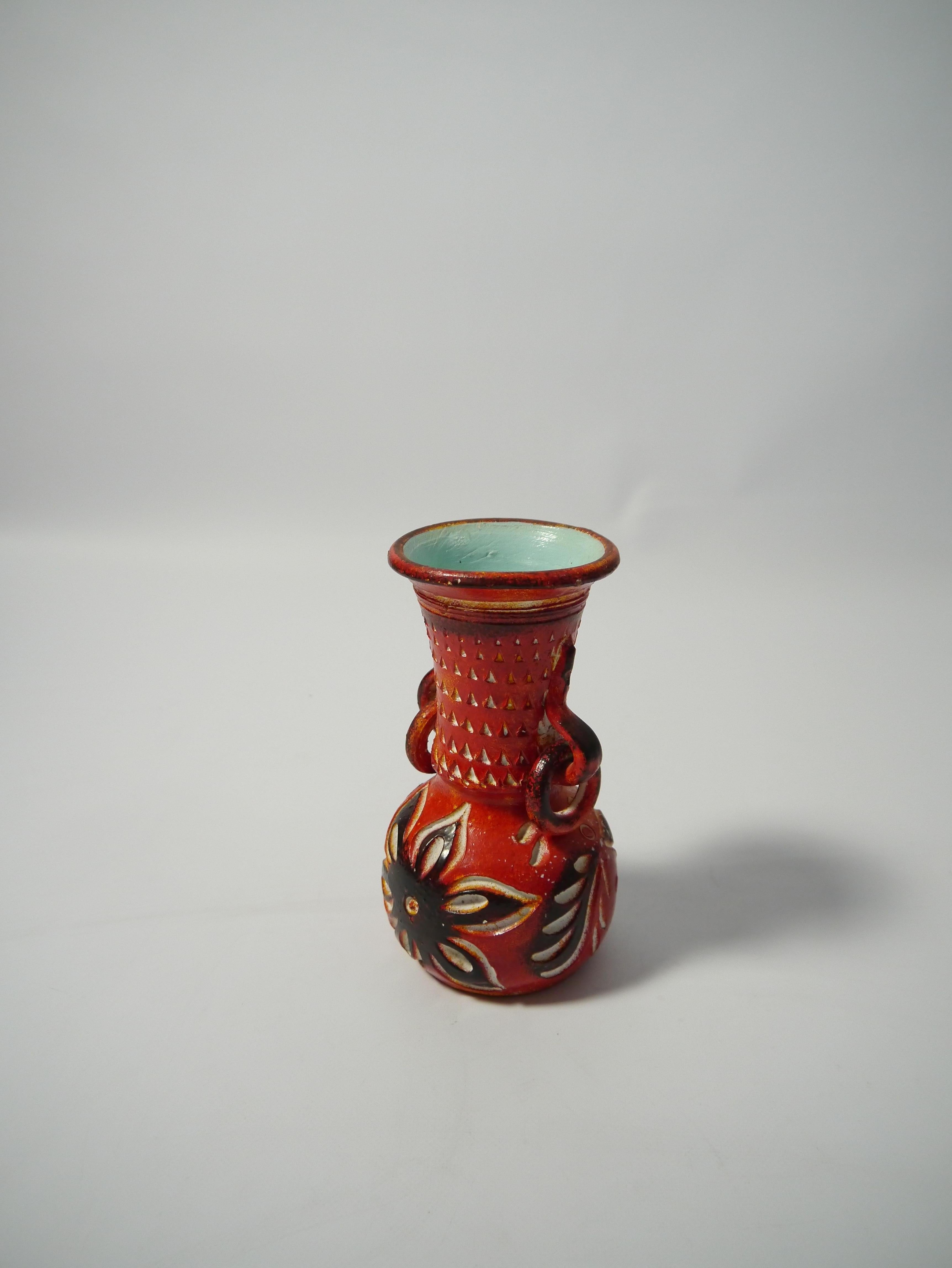 Tedesco Due vasi in ceramica della Germania Ovest viola o rossa della modernità di metà secolo in vendita