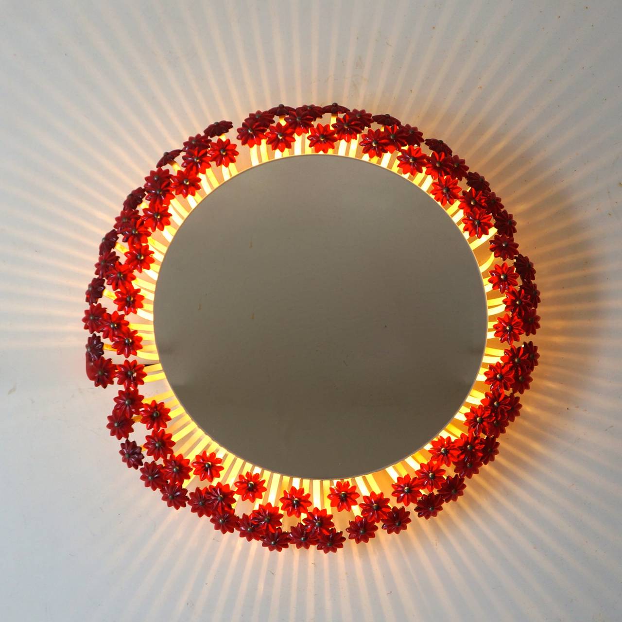 Deux étonnants miroirs ronds illuminés avec éclairage de fond et fleurs en laiton et Lucite par Emil Stejnar.
En vous regardant dans ce miroir, vous vous transformerez en princesse lorsque vous actionnerez l'interrupteur du cordon.

Dimensions :