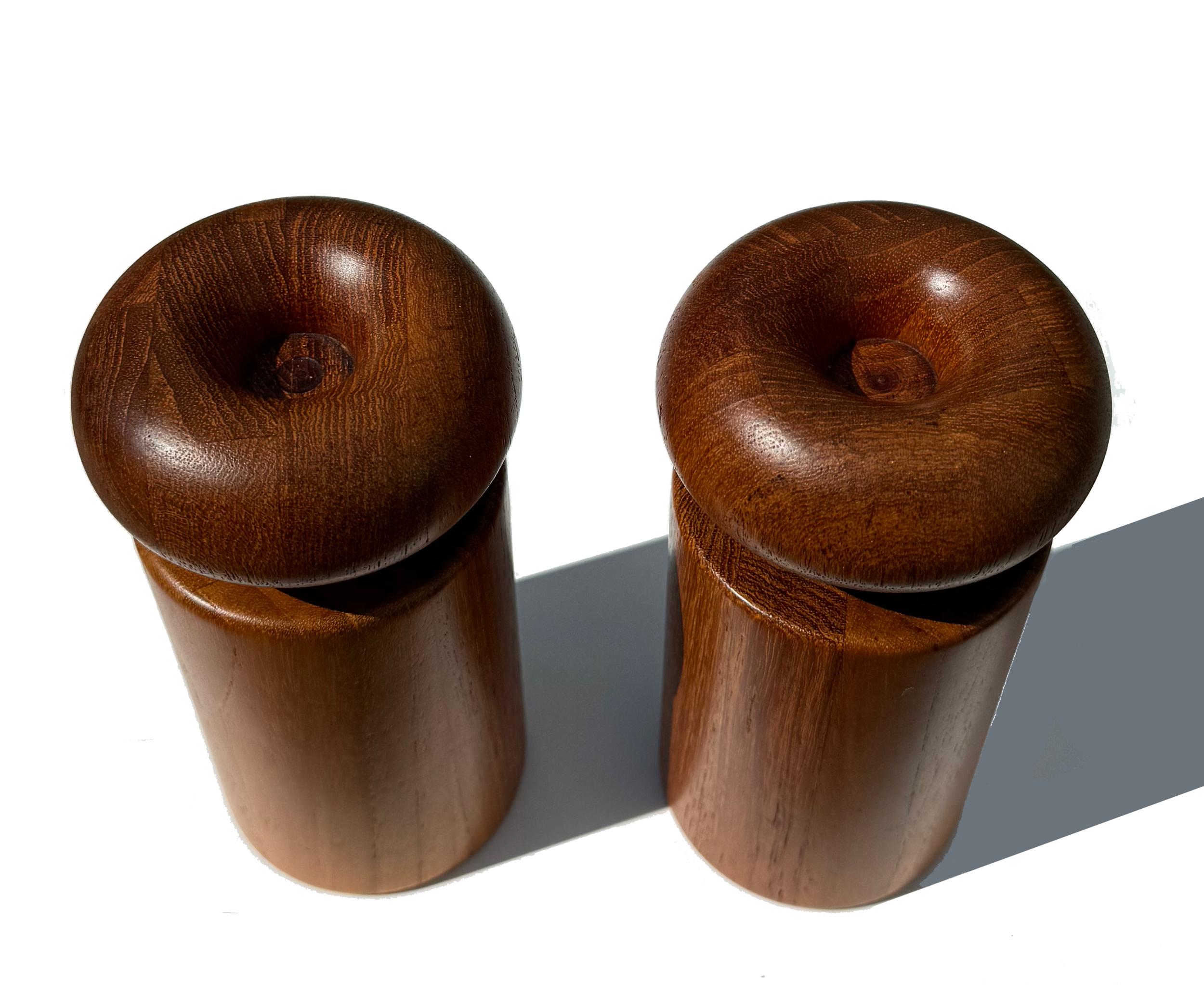 Zwei moderne Salz- und Pfeffermühlen aus Teakholz aus der Jahrhundertmitte, hergestellt von Nissen Denmark. Die Mühlen sind von oben befüllbar und verfügen über hochwertige Mechanismen aus Edelstahl und Kunststoff von Cole and Mason. Jede Mühle ist