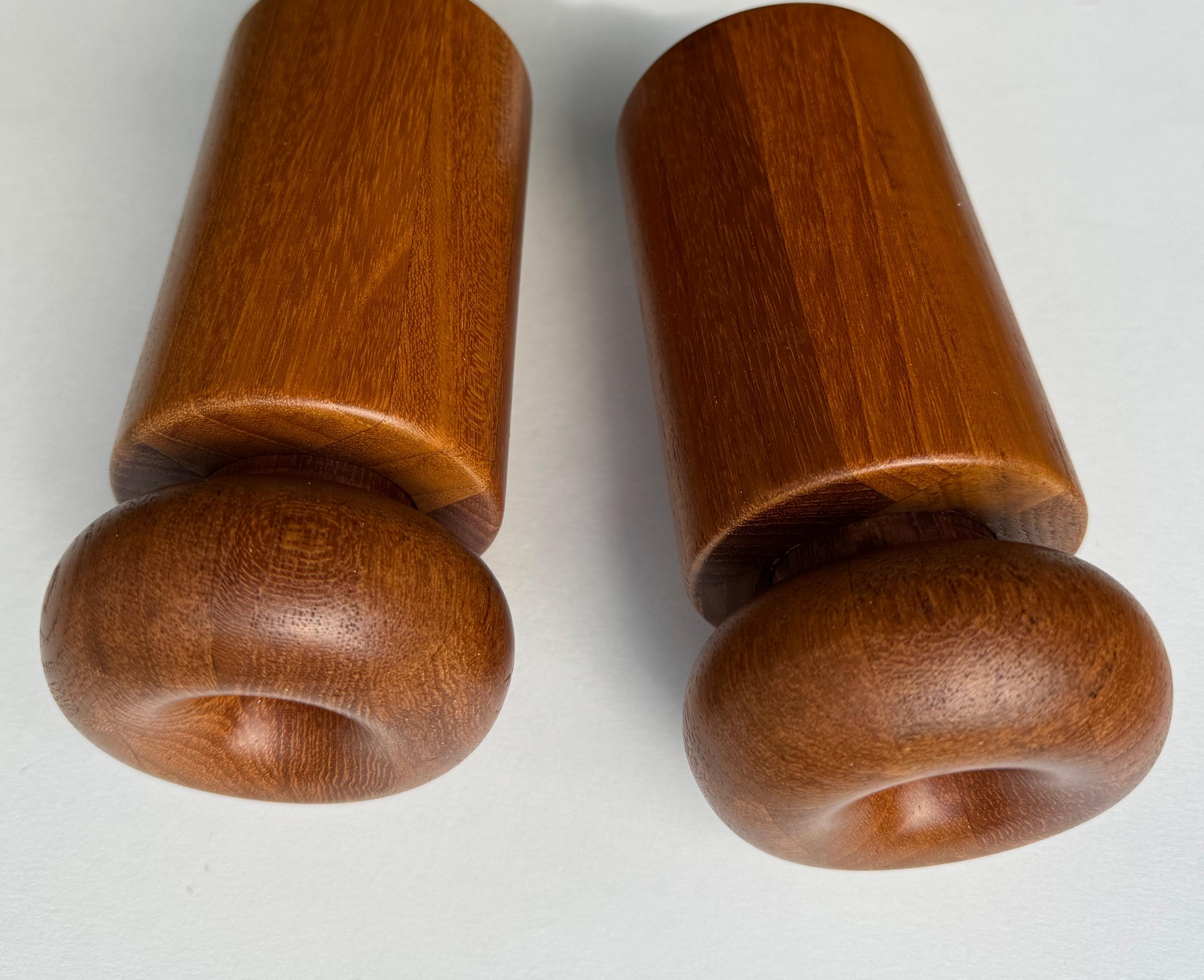 Zwei moderne Salz- und Pfeffermühlen aus Teakholz von Nissen Dänemark aus der Mitte des Jahrhunderts (Moderne der Mitte des Jahrhunderts) im Angebot