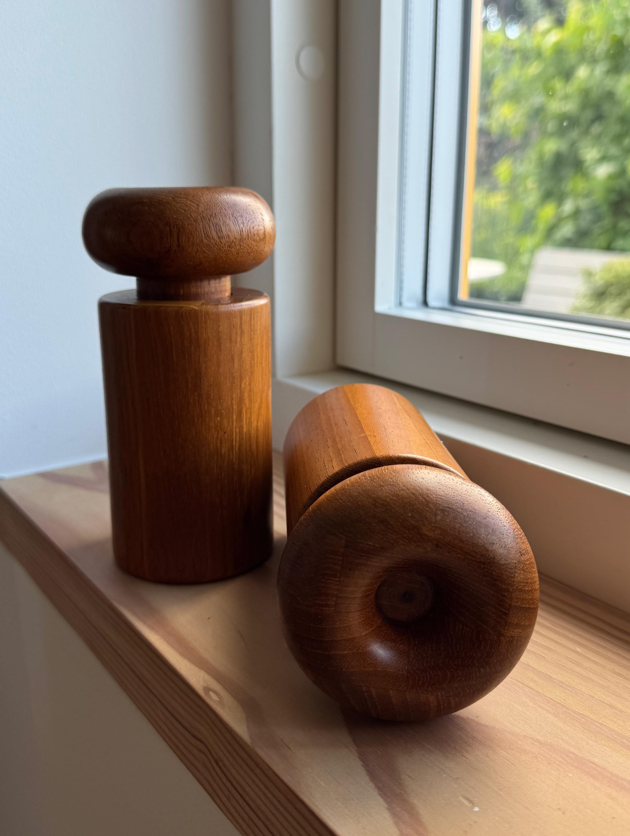 Zwei moderne Salz- und Pfeffermühlen aus Teakholz von Nissen Dänemark aus der Mitte des Jahrhunderts im Angebot 1