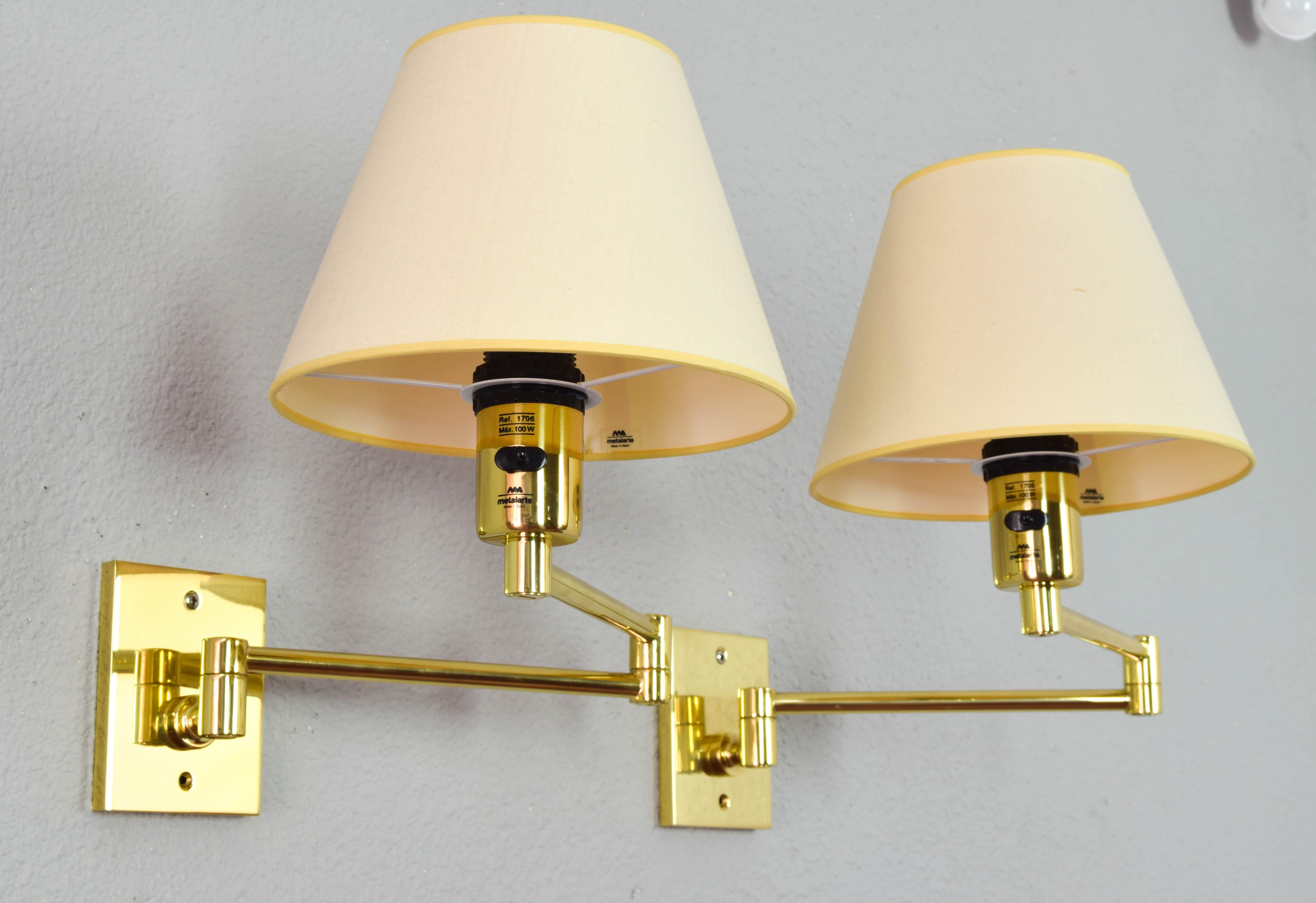 Pair of wall lights designed by George W. Hansen in the 60s and produced by the Spanish firm Metalarte with permission from Hansen Lamps New York in the 70s. Brass structure and articulated arm.
Structures in good working order.
Brass in very good