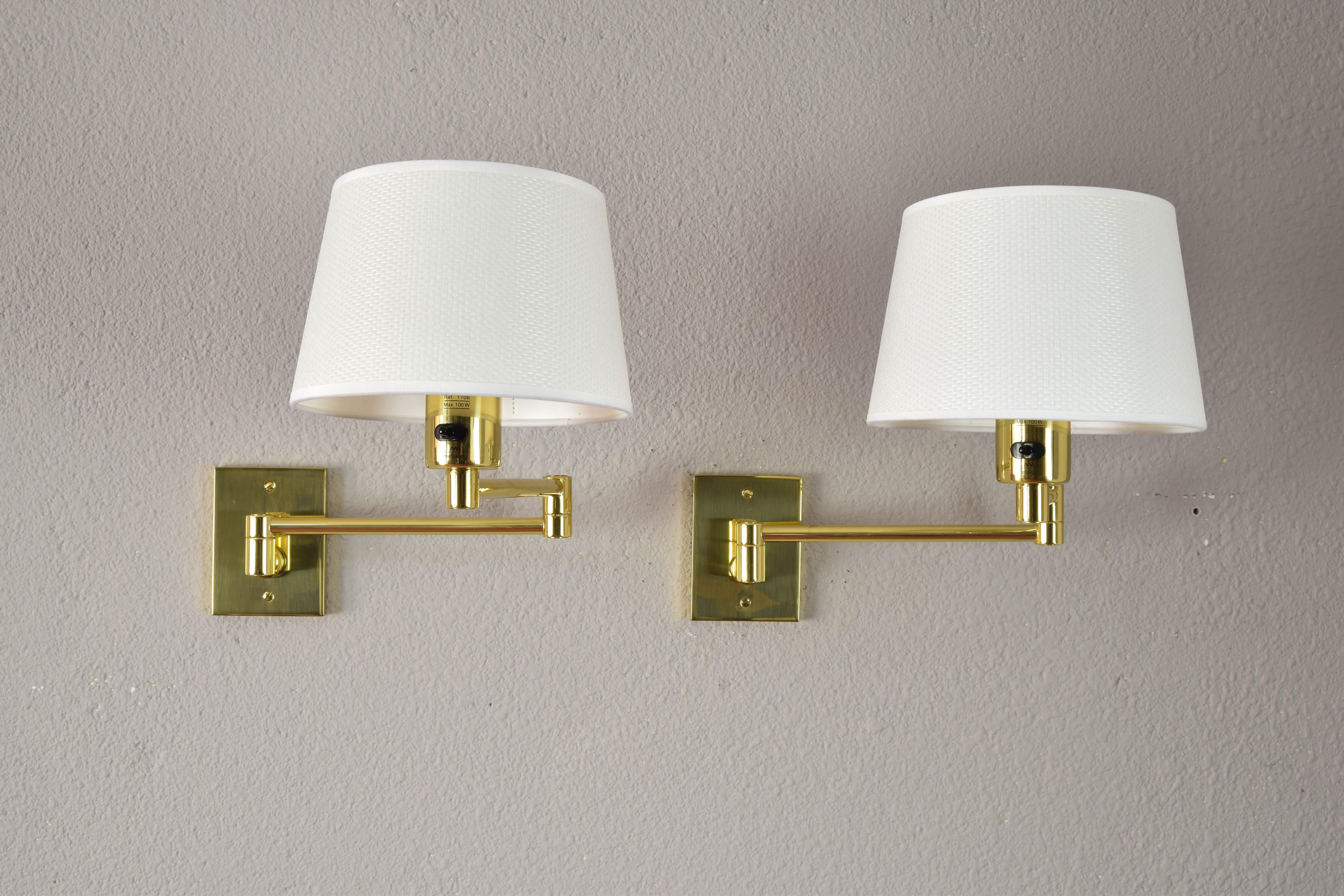 Pair of wall lamps designed by George W. Hansen in the 1960s and produced by the Spanish firm Metalarte with permission from Hansen Lamps New York in the 1970s. Brass structure and articulated arm.
Structures in proper operation. Brass in very good