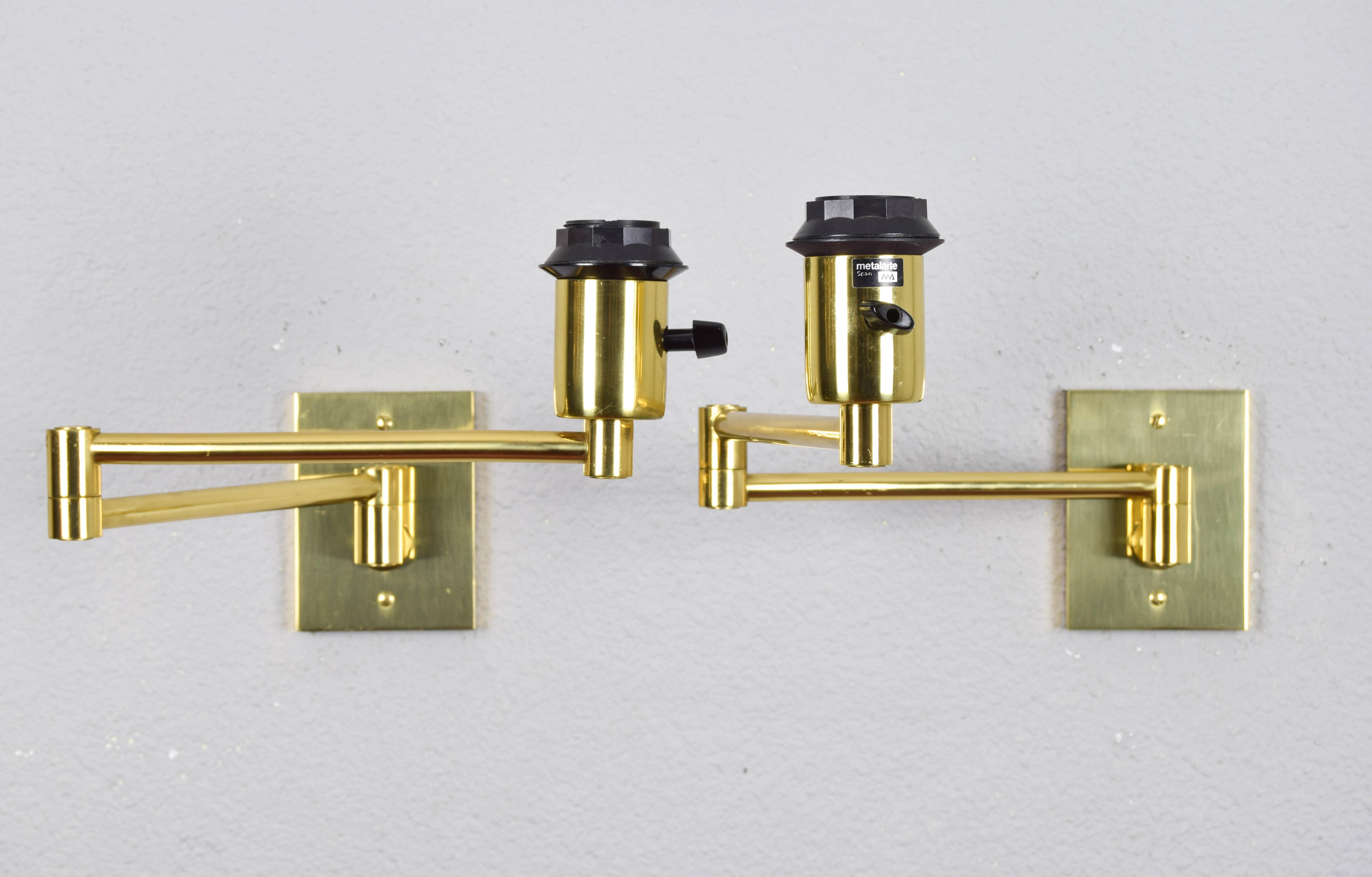 Pair of wall lamps designed by George W. Hansen in the 1960s and produced by the Spanish firm Metalarte with permission from Hansen Lamps New York in the 1970s. Brass structure and articulated arm.
Structures in proper operation. Brass in good