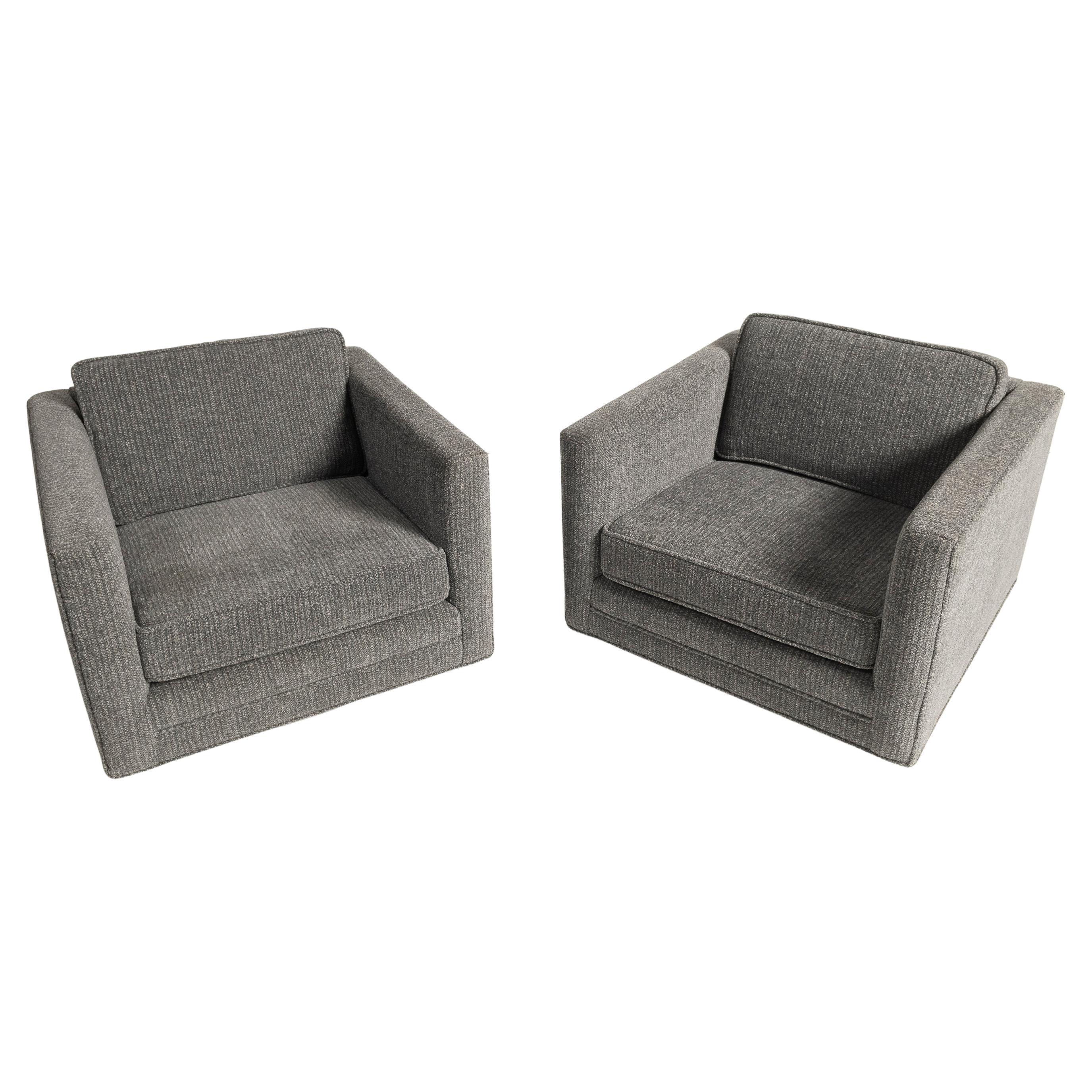 Charmante paire de chaises cubiques pivotantes de Harvey Probber, datant des années 1950. Le rembourrage a été actualisé en 2020 avec de la laine HOLLY HUNT, et le cube repose sur une base pivotante ronde en bois. Le modèle # 1461 est connu pour