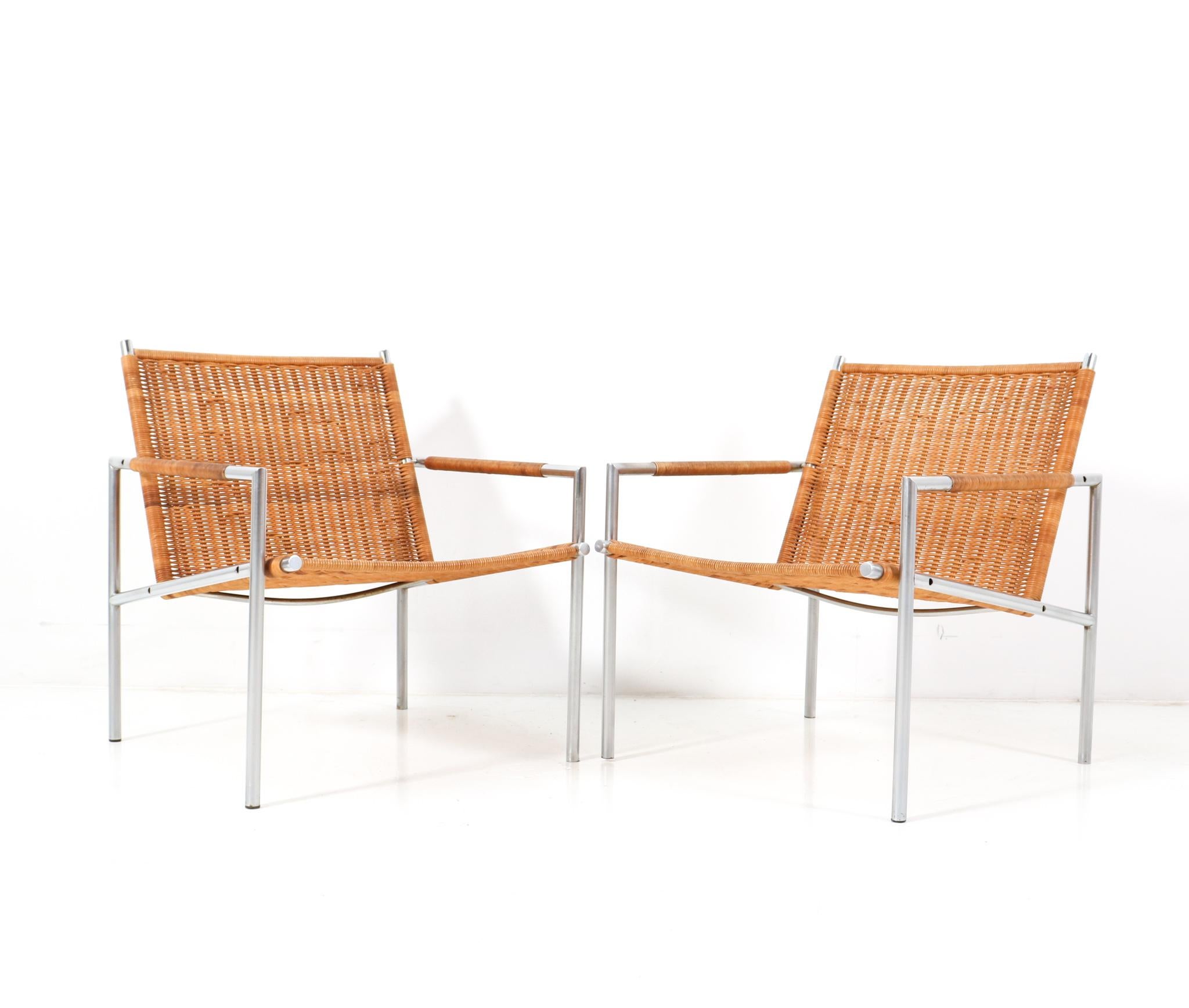 Magnificent and rare pair of Mid-Century Modern lounge chairs.
Model SZ01 early edition!
Design by Martin Visser for 't Spectrum Bergeijk.
Striking Dutch design from the 1950s.
Brushed steel tubular frames with original woven cane seats and