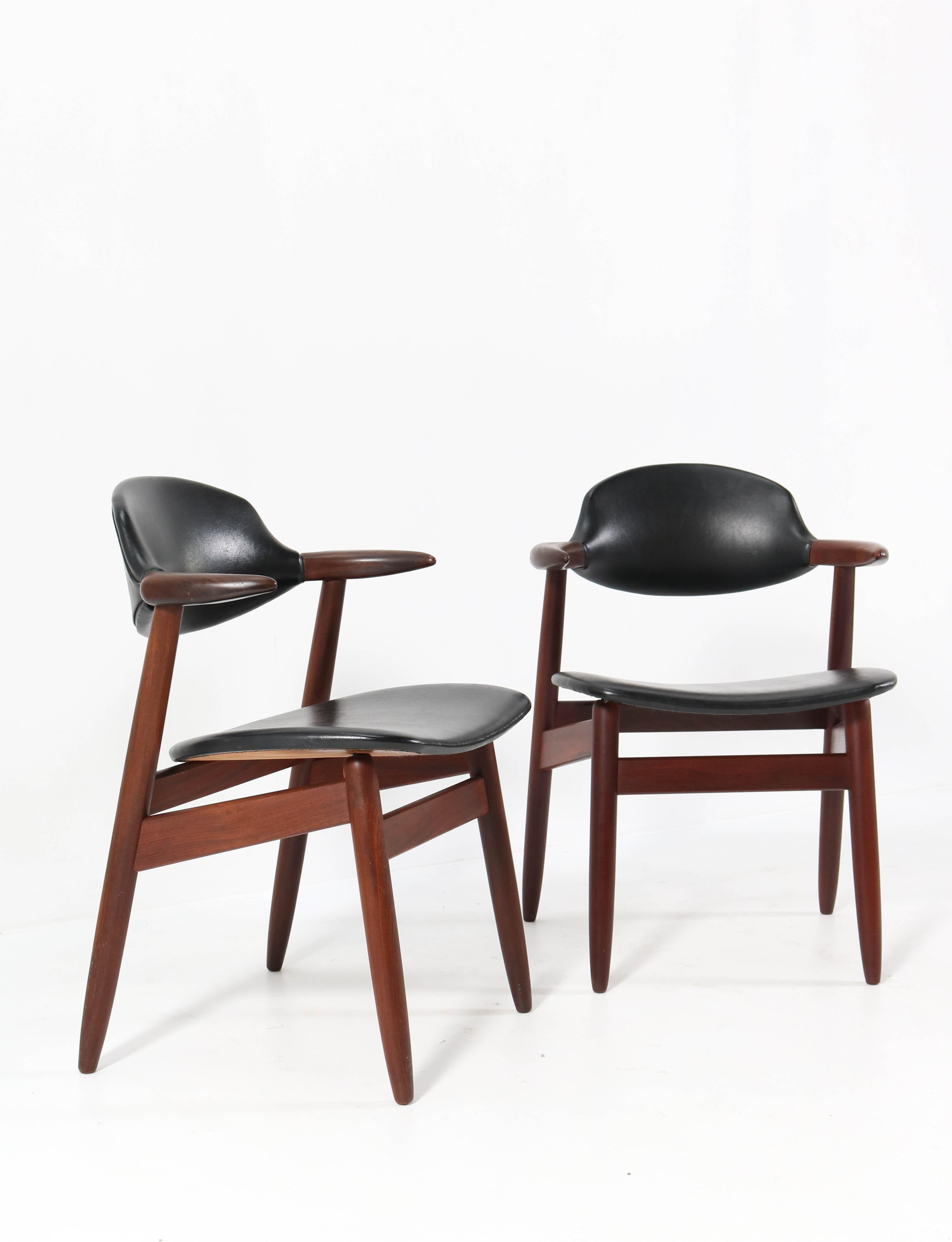Wonderful pair of Mid-Century Modern cowhorn chairs from the Propos series.
Design by Tijsseling for Hulmefa.
Striking Dutch design from the 1960s.
Solid teak frame with original faux leather upholstery.
In very good condition with a beautiful