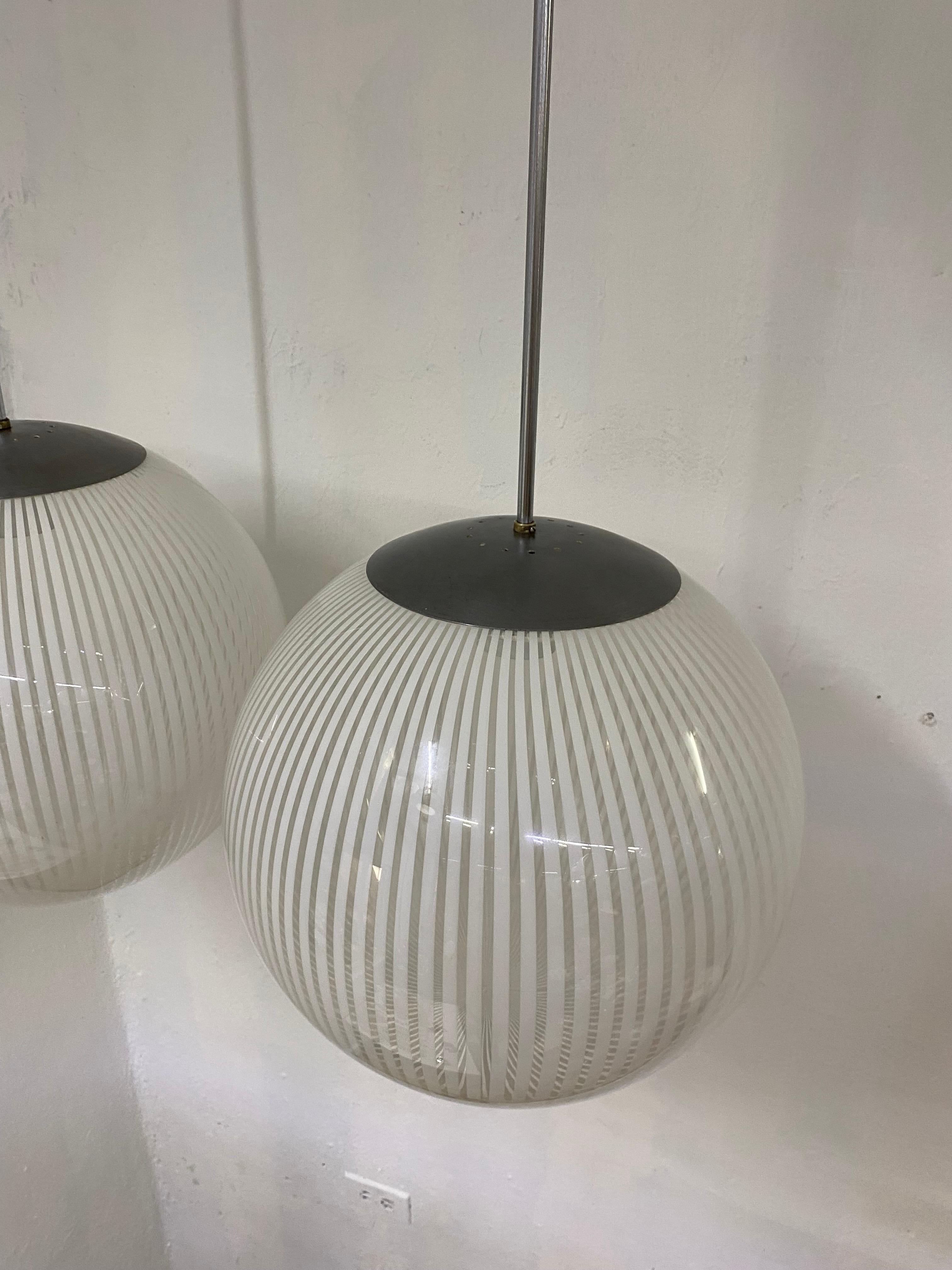 Fatto a mano Due lampadari Venini di metà secolo, ´Tessuto´, circa 1970 in vetro di Murano in vendita