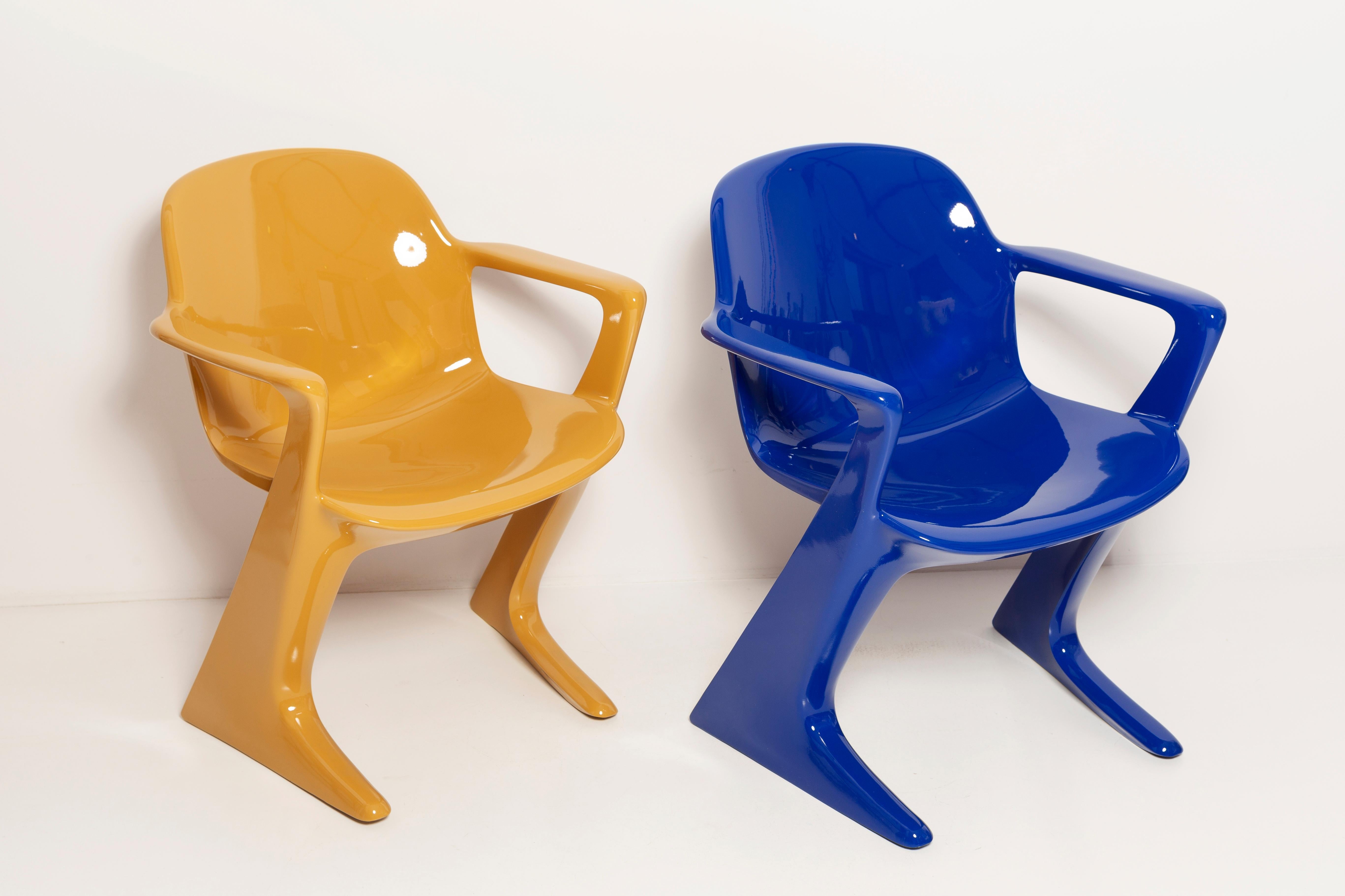La chaise z.stuhl, conçue par Ernst Moeckl (1931-2013) dans les années 1970, est une chaise cantilever en polyuréthane, disponible avec ou sans accoudoirs. Dans le langage courant, la chaise est connue sous des noms liés à la géométrie tels que