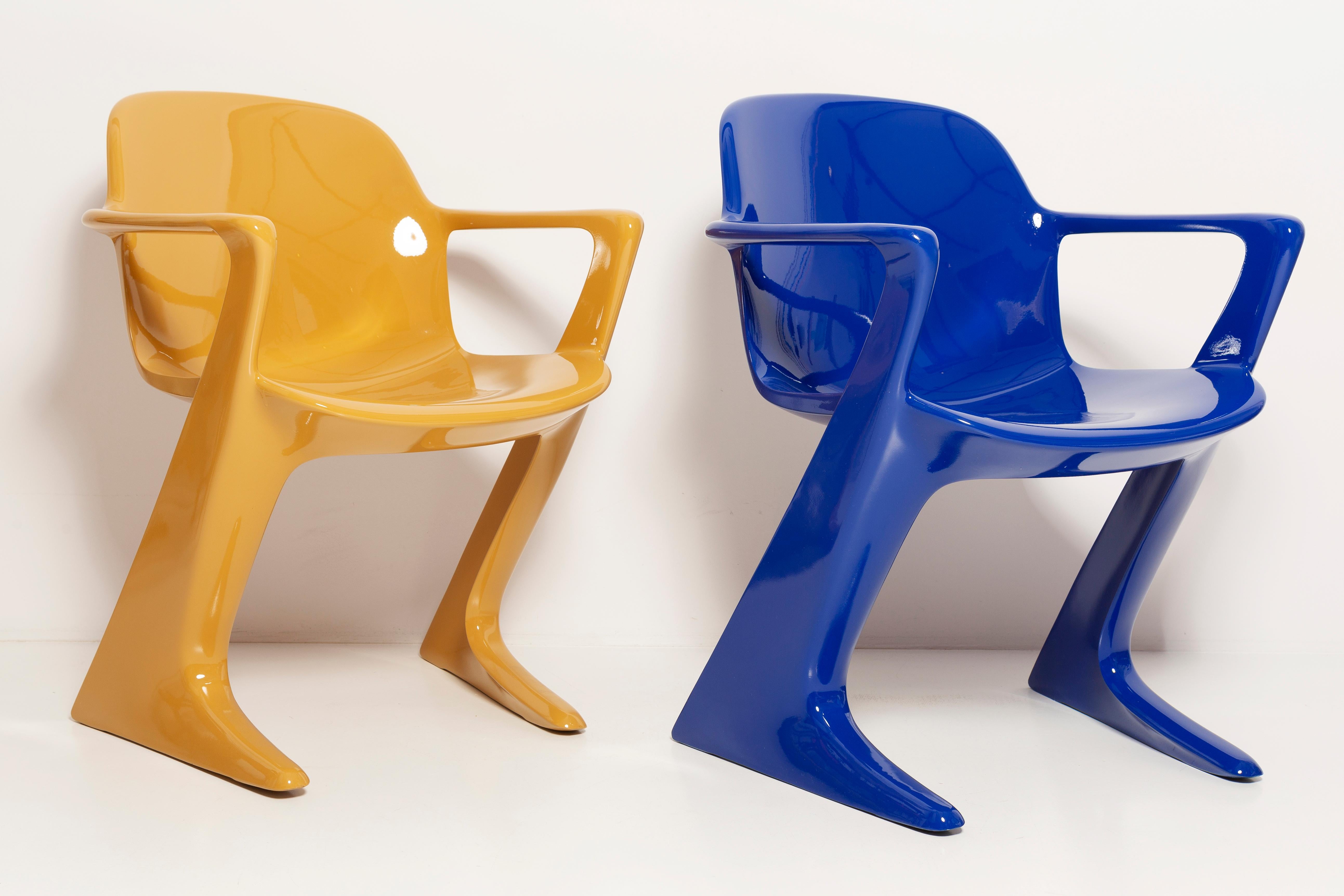 Mid-Century Modern Deux chaises Kangourou bleues et moutarde du milieu du siècle par Ernst Moeckl, Allemagne, 1968 en vente