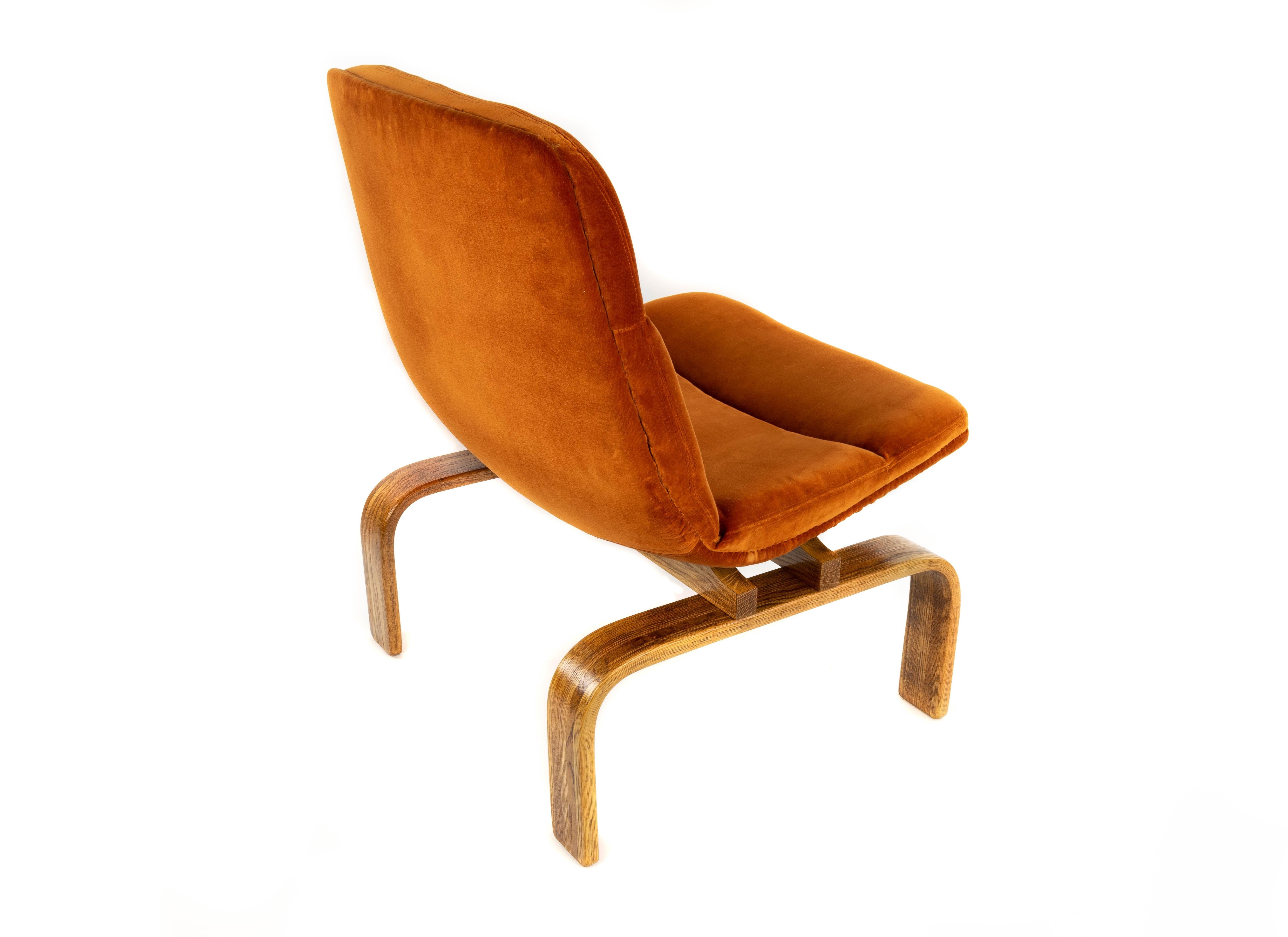 Two Midcentury Orange Velvet and Oak Lounge Chairs by AG Barcelona, 1960 3