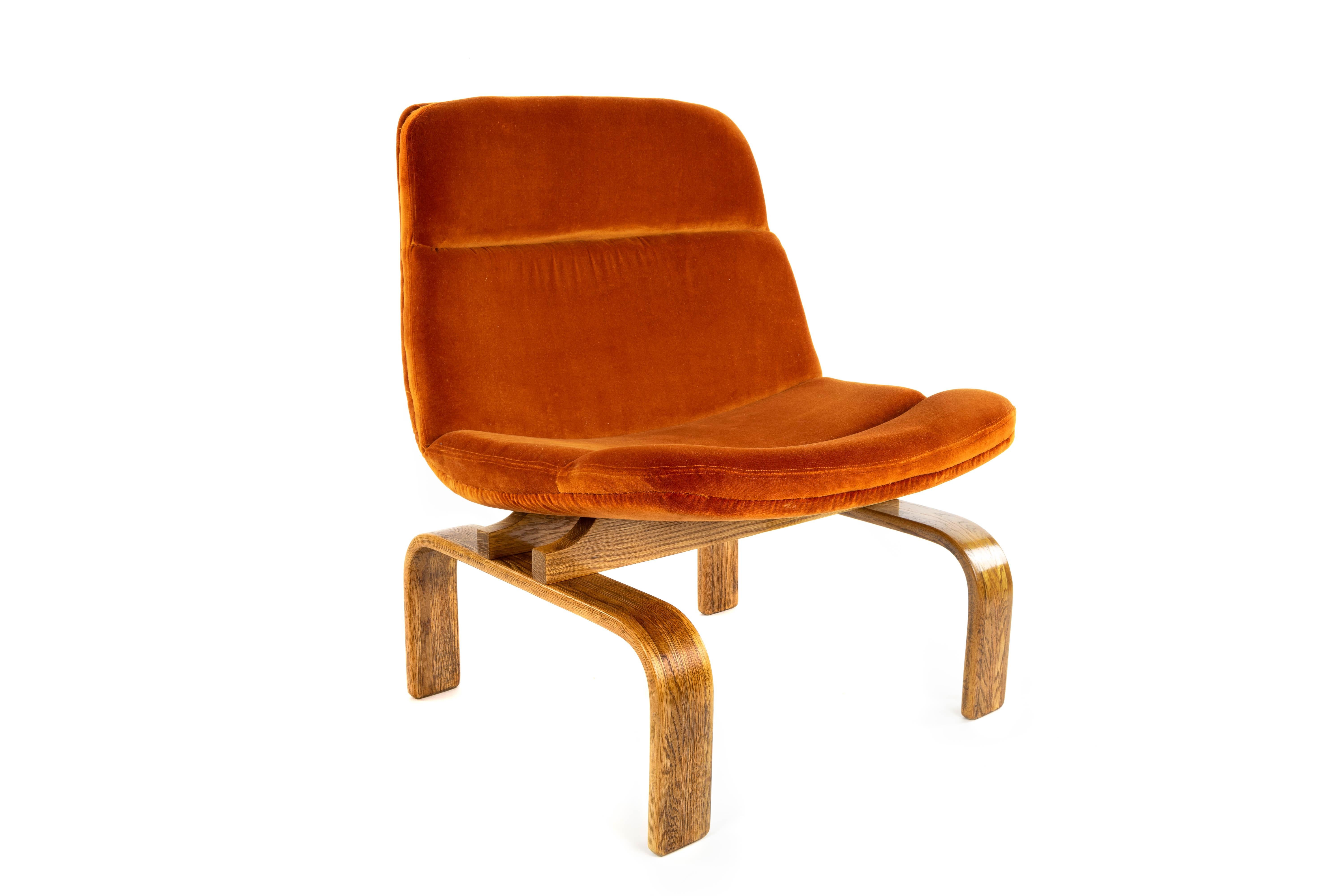 Two Midcentury Orange Velvet and Oak Lounge Chairs by AG Barcelona, 1960 4