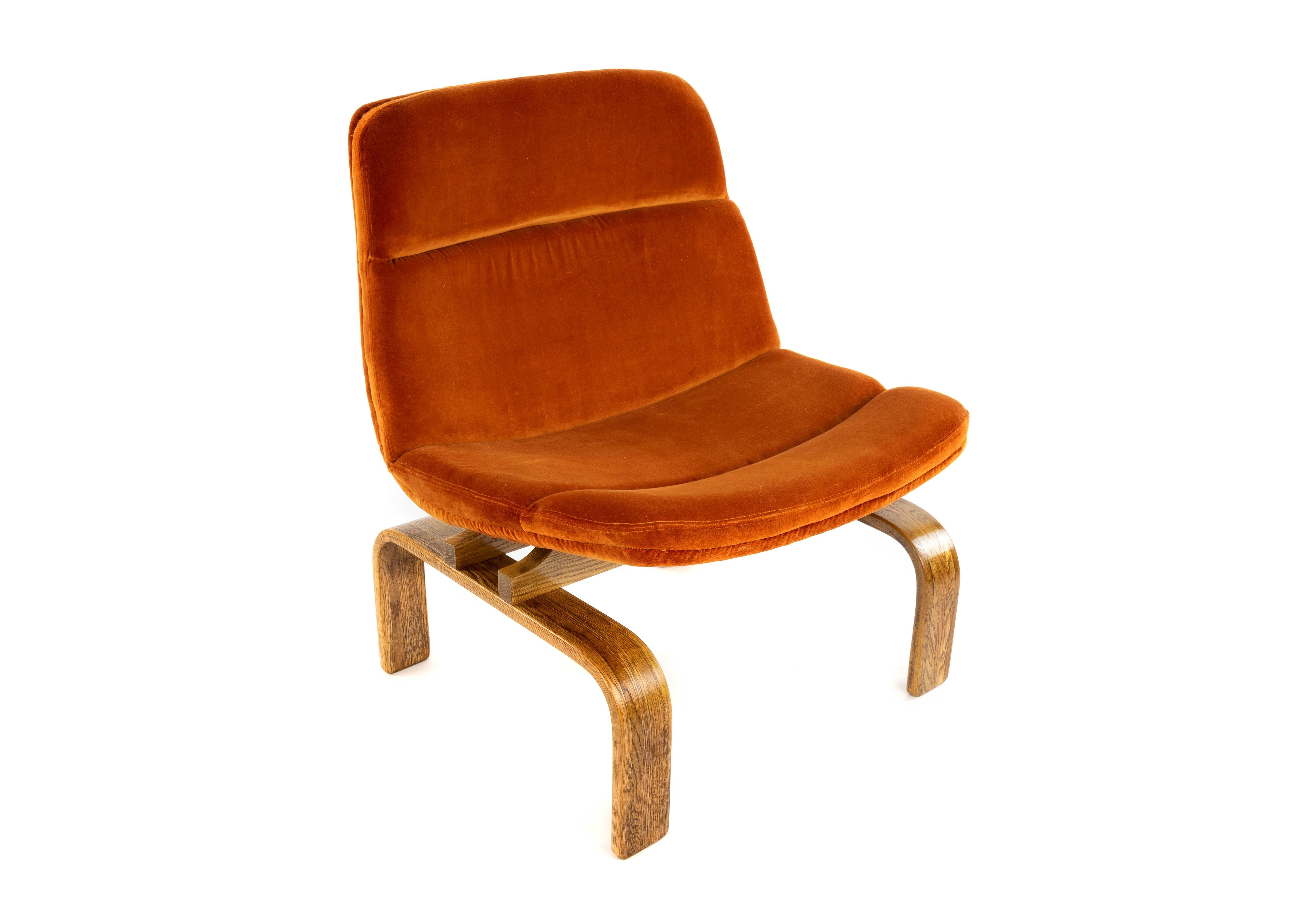 Two Midcentury Orange Velvet and Oak Lounge Chairs by AG Barcelona, 1960 5
