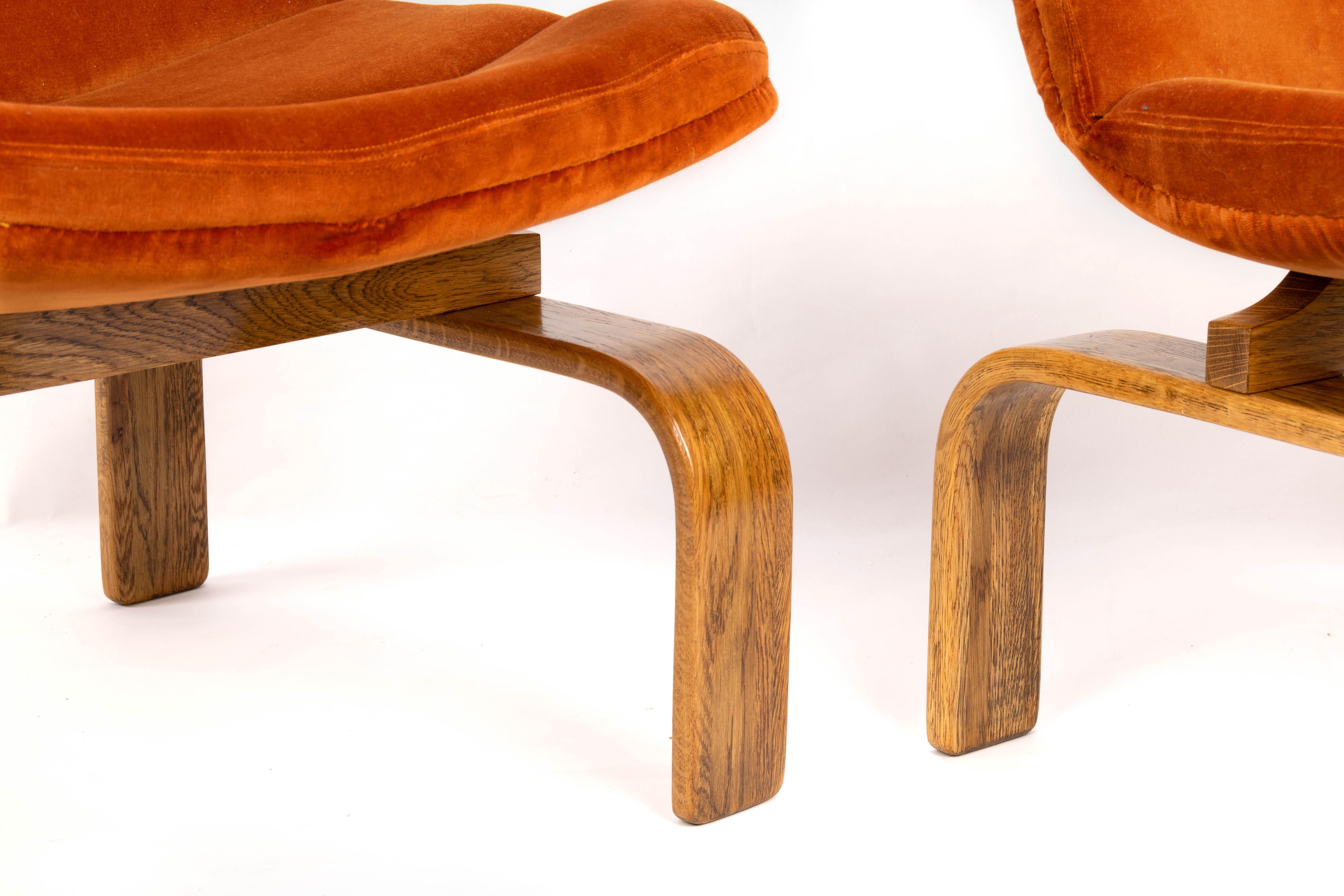 Two Midcentury Orange Velvet and Oak Lounge Chairs by AG Barcelona, 1960 7