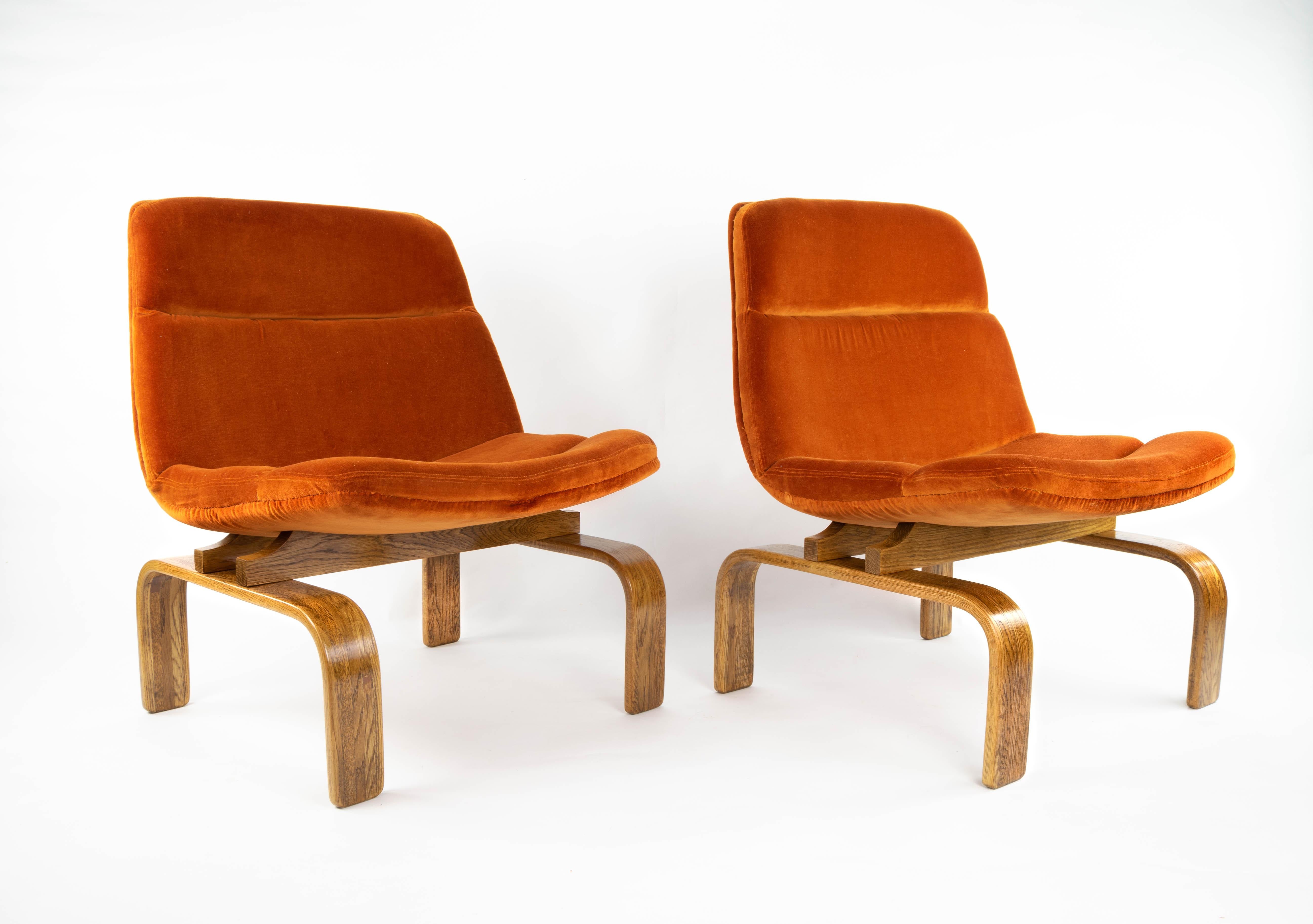 Pair of longechairs of the AG Barcelona firm. Made of fiberglass body, padded and upholstered in orange cotton velvet and structure in steam-curved oak.