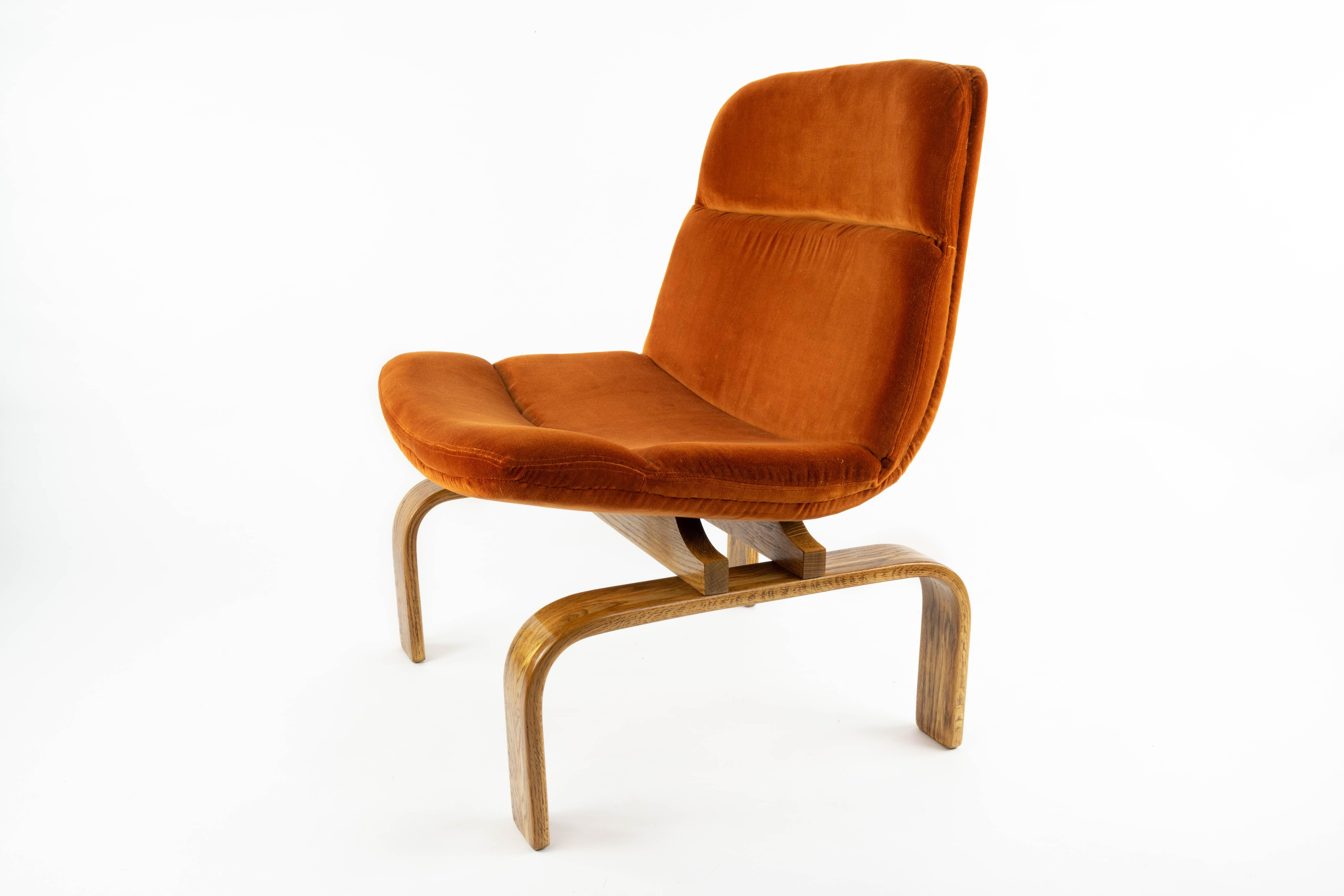 Two Midcentury Orange Velvet and Oak Lounge Chairs by AG Barcelona, 1960 In Good Condition In Escalona, Toledo