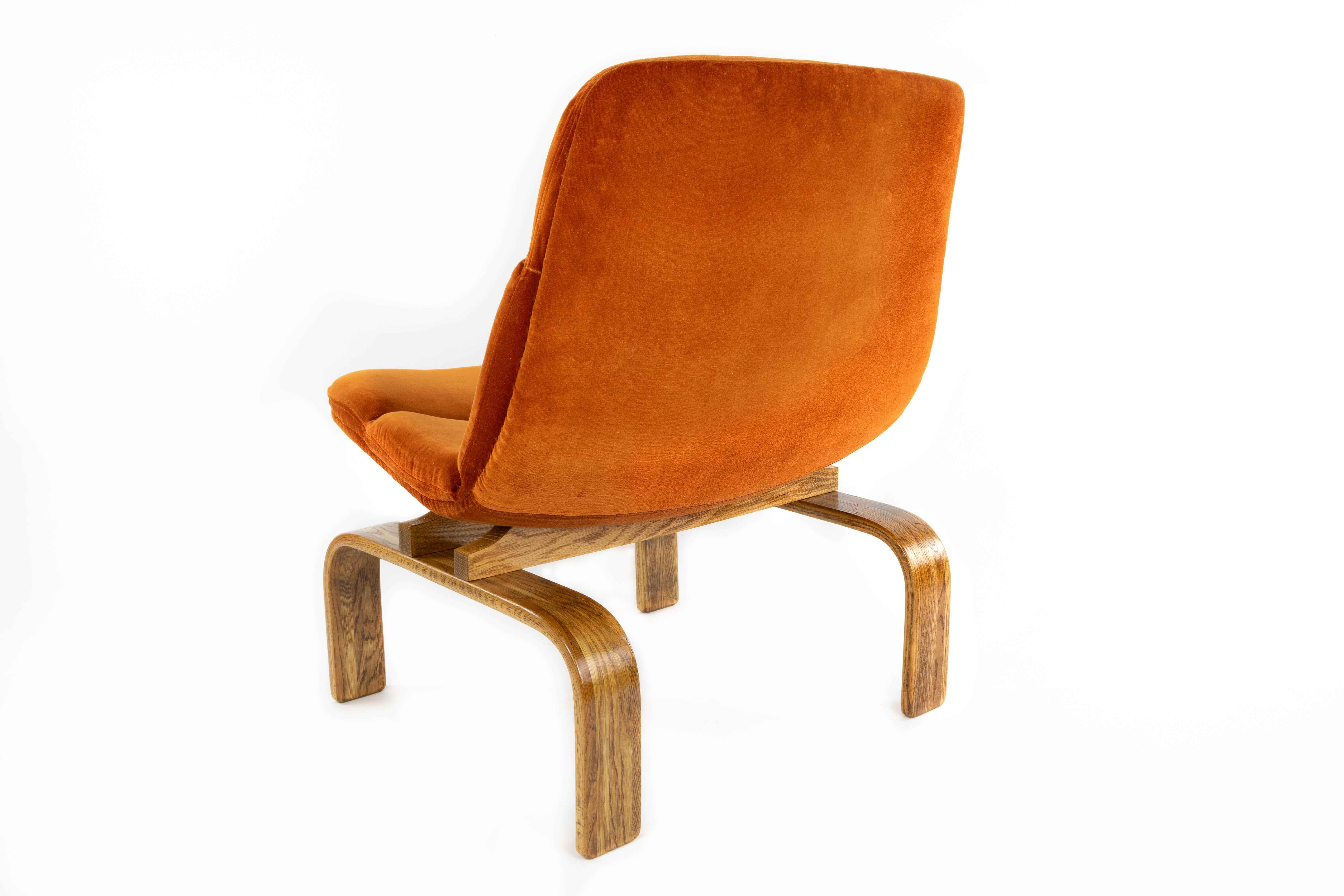 Two Midcentury Orange Velvet and Oak Lounge Chairs by AG Barcelona, 1960 1