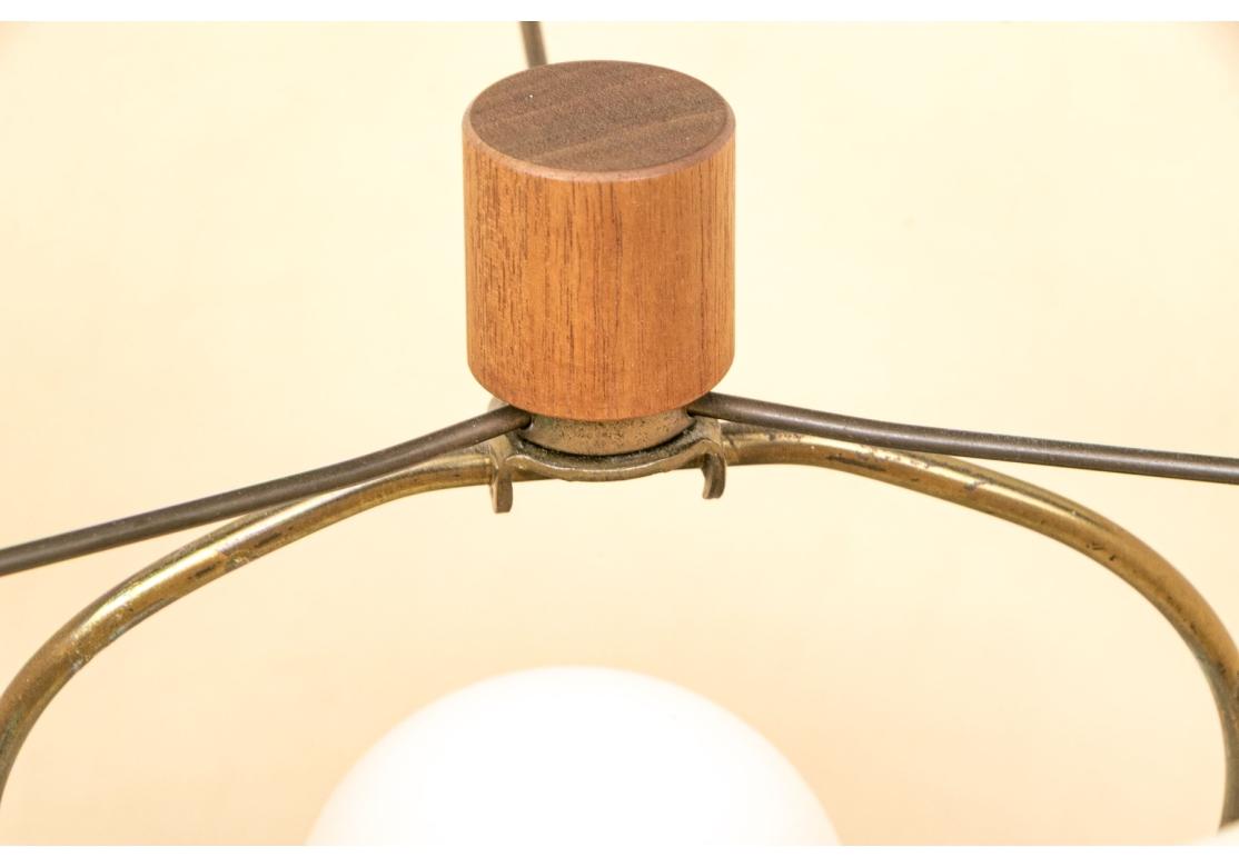 Paire de lampes de table en poterie classique du milieu du siècle Ca. 1960's par les emblématiques potiers Jane et Gordon Martz. Formes rondes effilées en céramique, l'une bleue et l'autre blanche. Les deux sont dotés de supports et d'embouts en