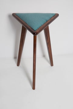 Dos taburetes medianos triangulares de terciopelo Acqua, estilo mediados de siglo, de Vintola, Polonia