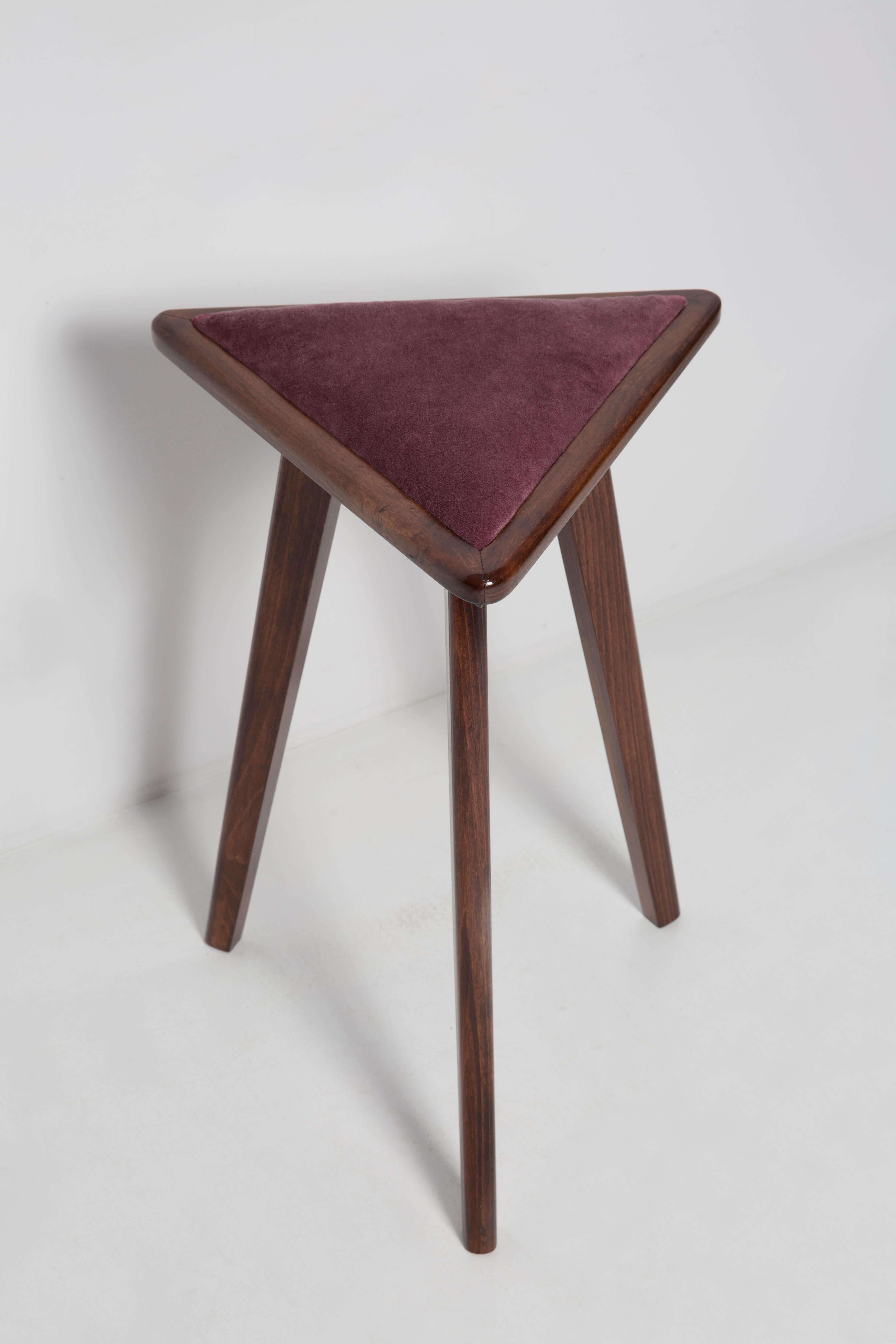 Two Mid-Century Style Burgundy Velvet Triangle Medium Stools, by Vintola, Poland In New Condition For Sale In 05-080 Hornowek, PL