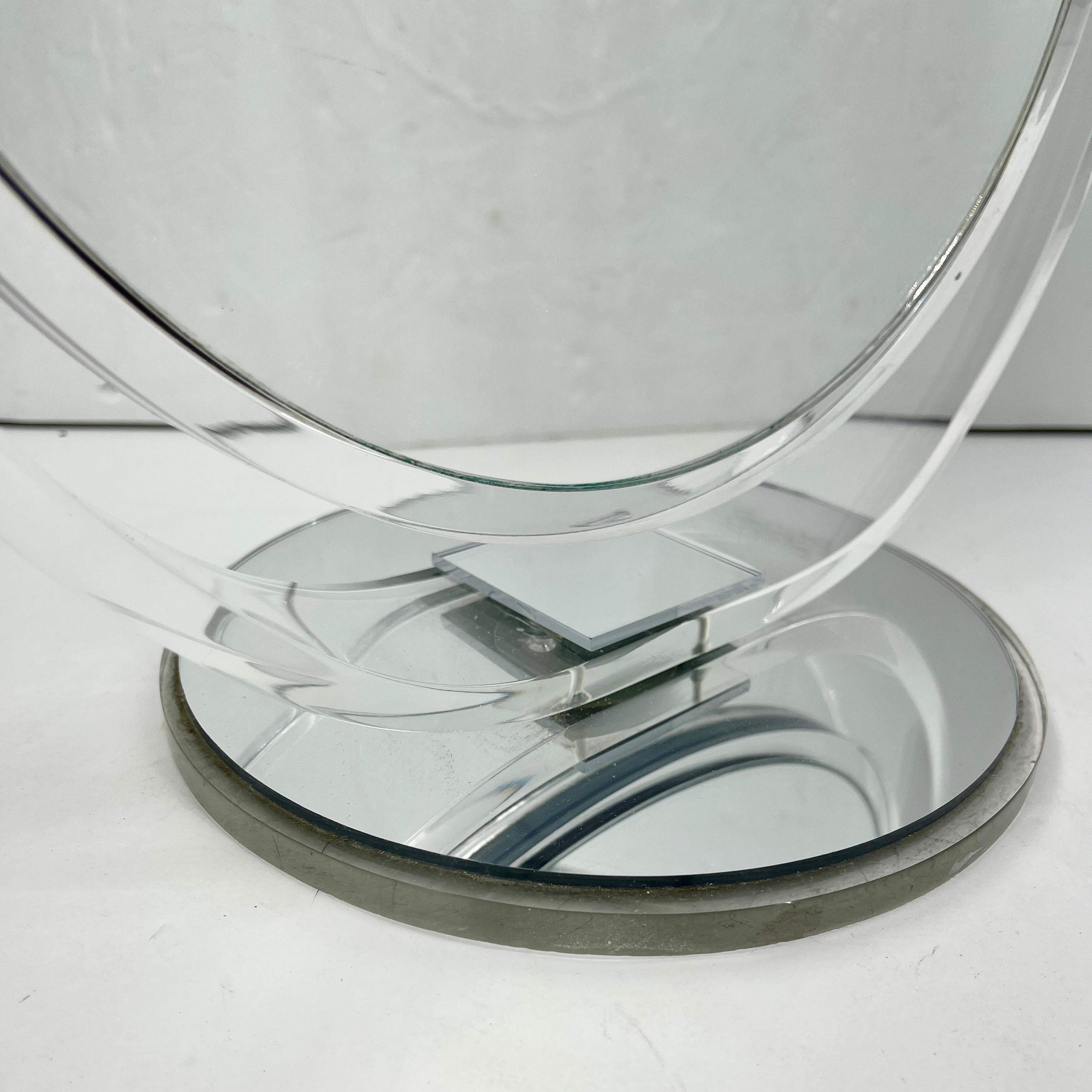 Deux miroirs de coiffeuse à deux faces en lucite de style mi-siècle moderne en vente 2