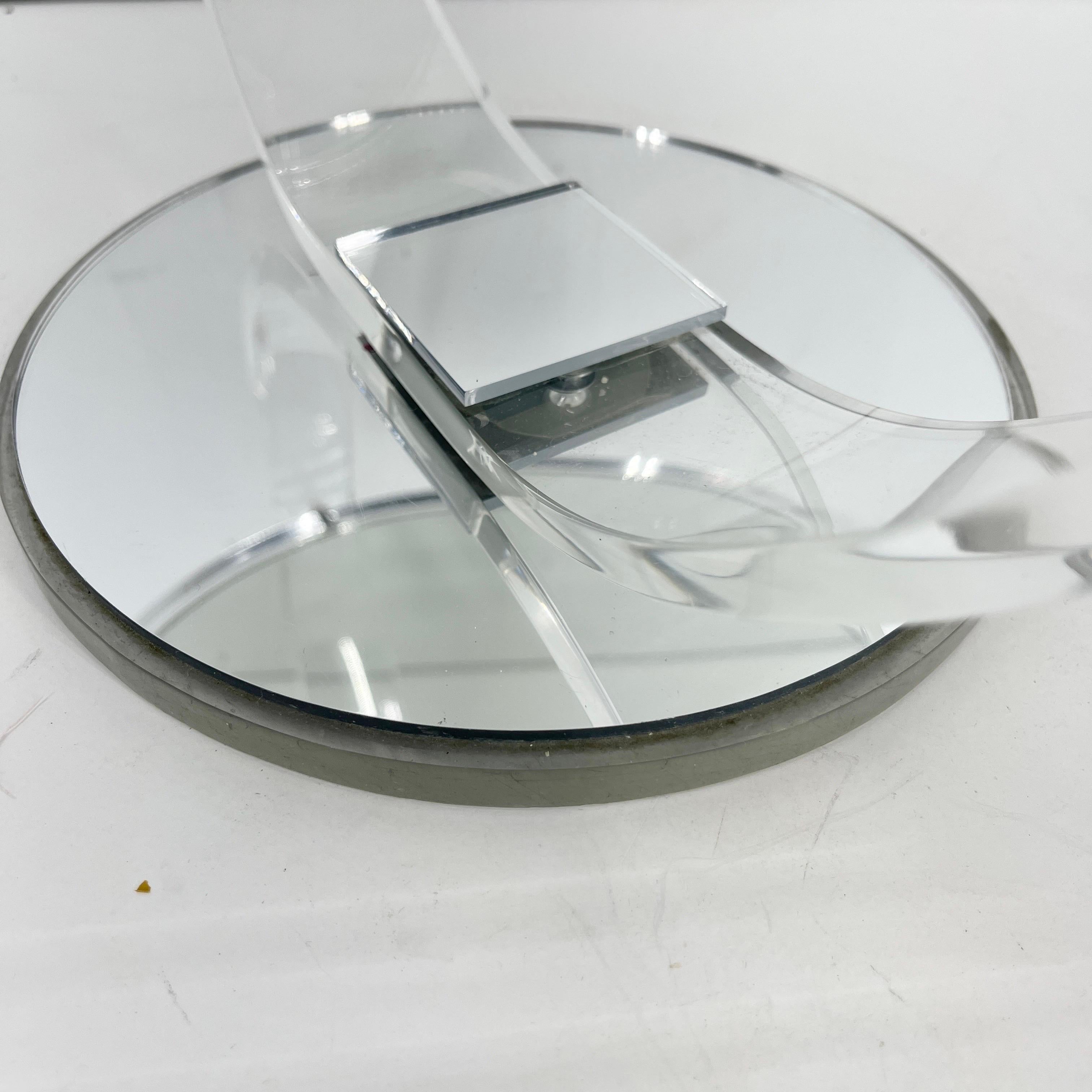 Deux miroirs de coiffeuse à deux faces en lucite de style mi-siècle moderne en vente 1