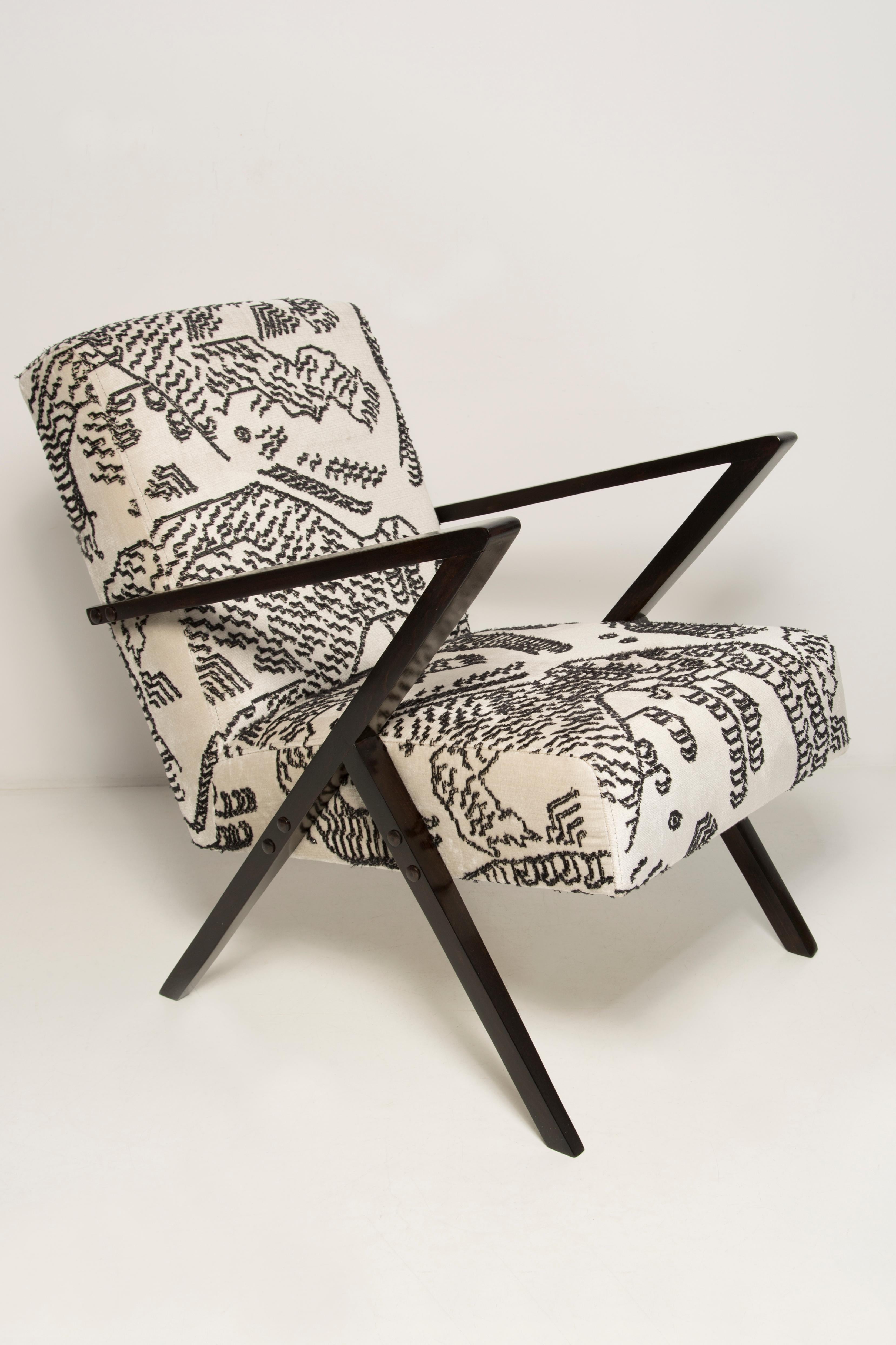 Armchair manufactured at the Bydgoszcz Renewal Cooperative in the 1970s. The armchair are after a comprehensive renovation of carpentry and upholstery. The oak wood has been cleaned, cavities completed, painted with dark walnut stain, finished with