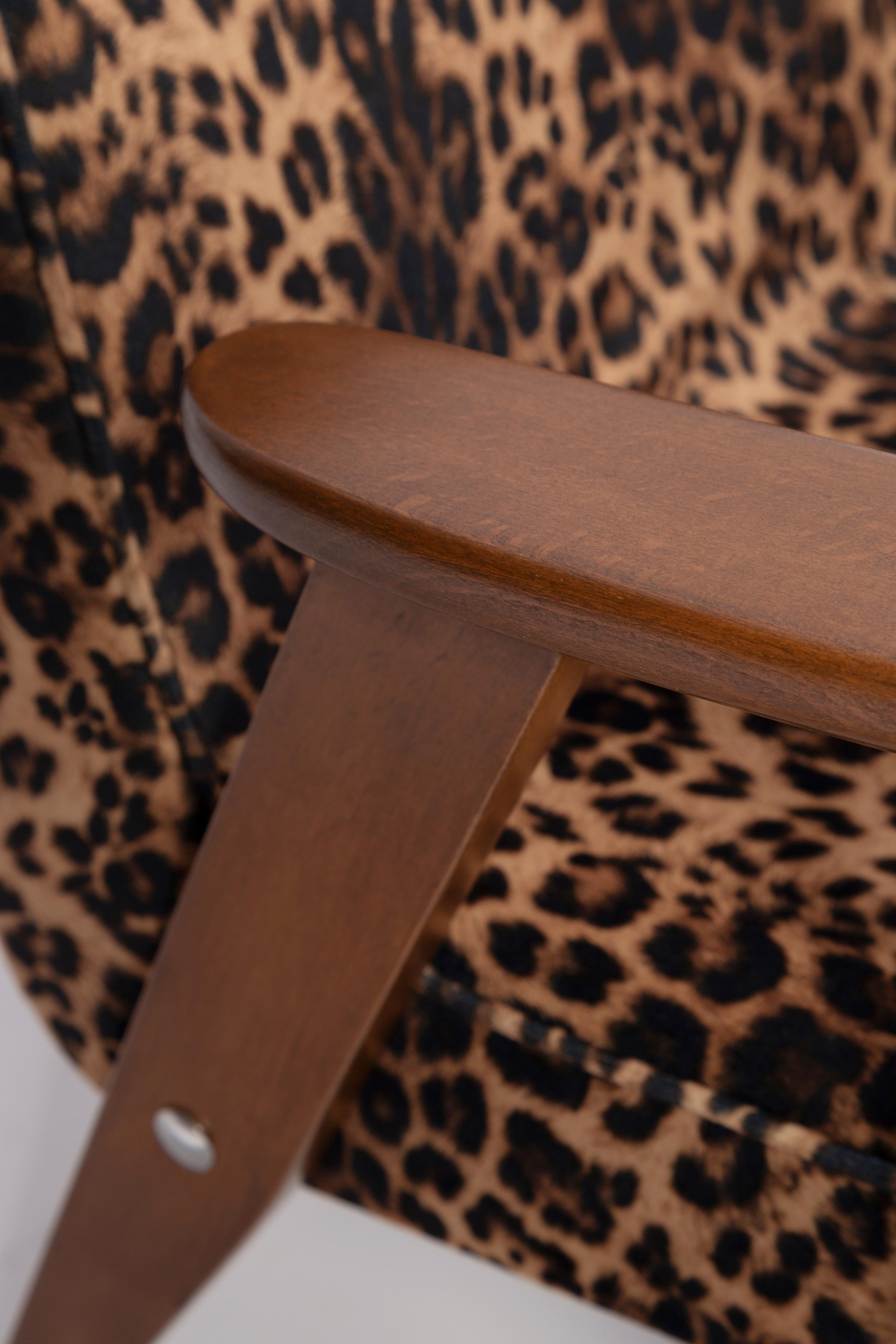 Two Mid Century 366 Armchairs in Leopard Print Velvet, Jozef Chierowski, 1960s In Excellent Condition For Sale In 05-080 Hornowek, PL