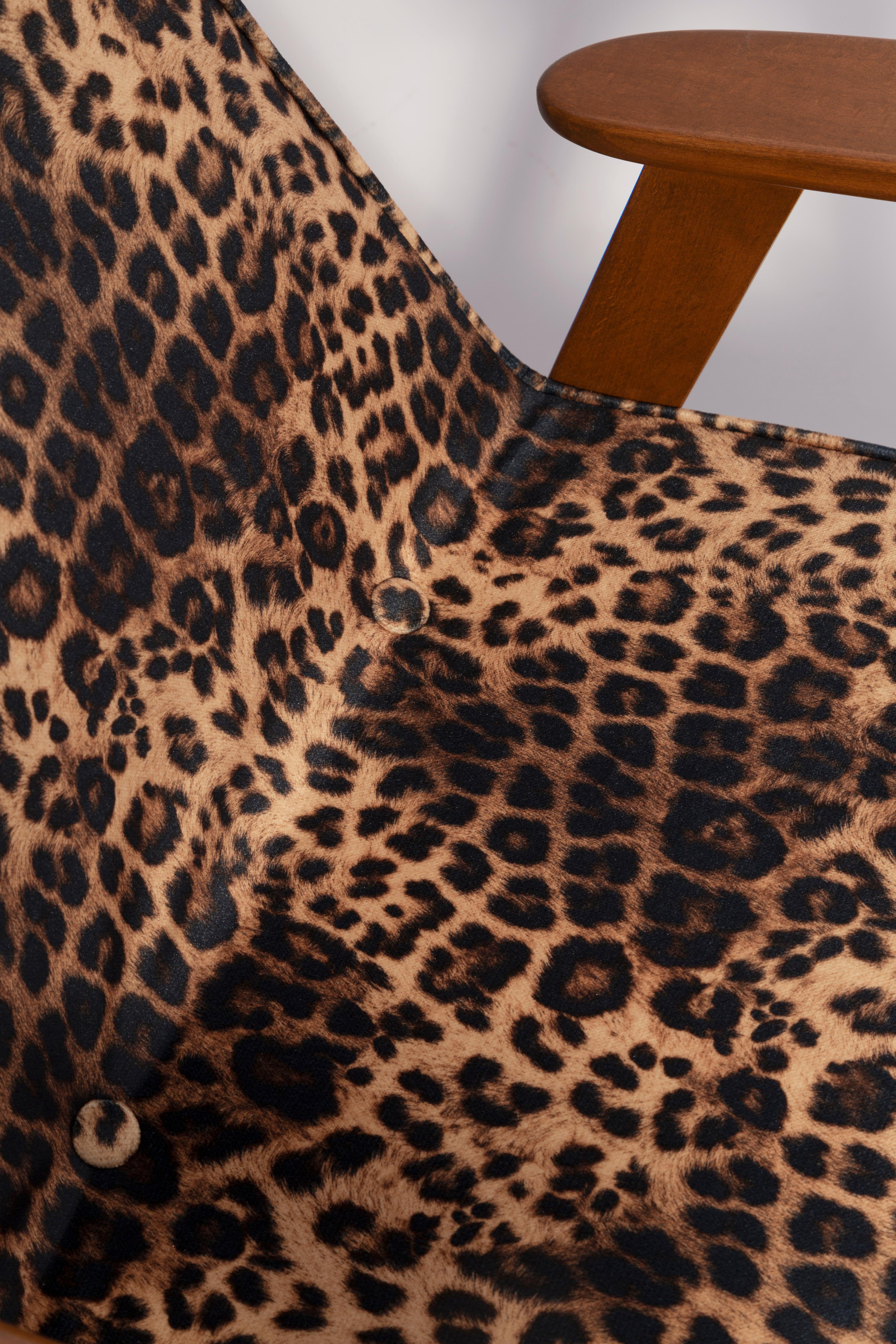 Zwei Sessel 366 aus Samt mit Leopardenmuster, Jozef Chierowski, 1960er Jahre (Textil) im Angebot