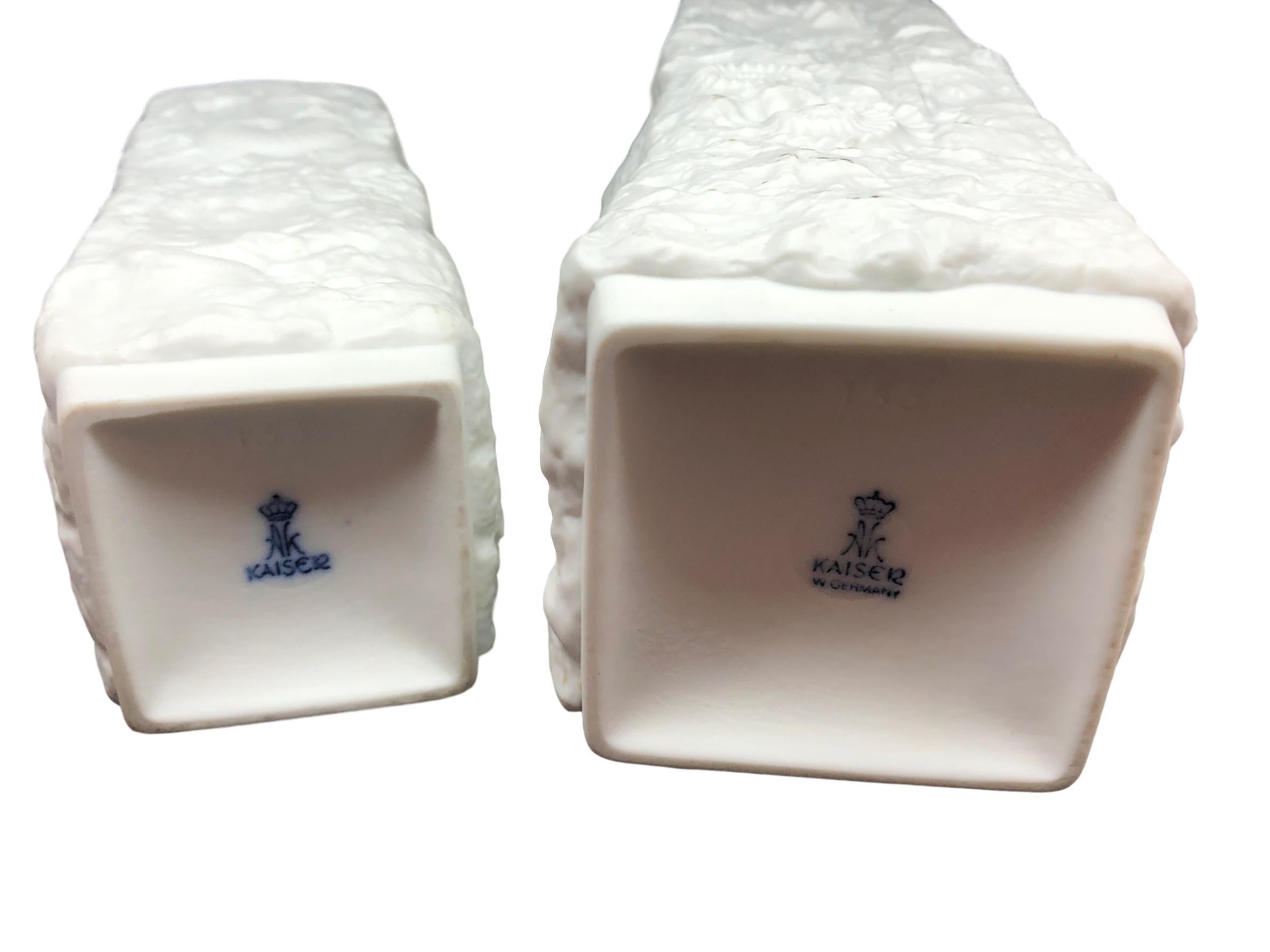 Due vasi fossili in bisquit del Medioevo di Kaiser Porcelain, Germania, anni '70 in vendita 4