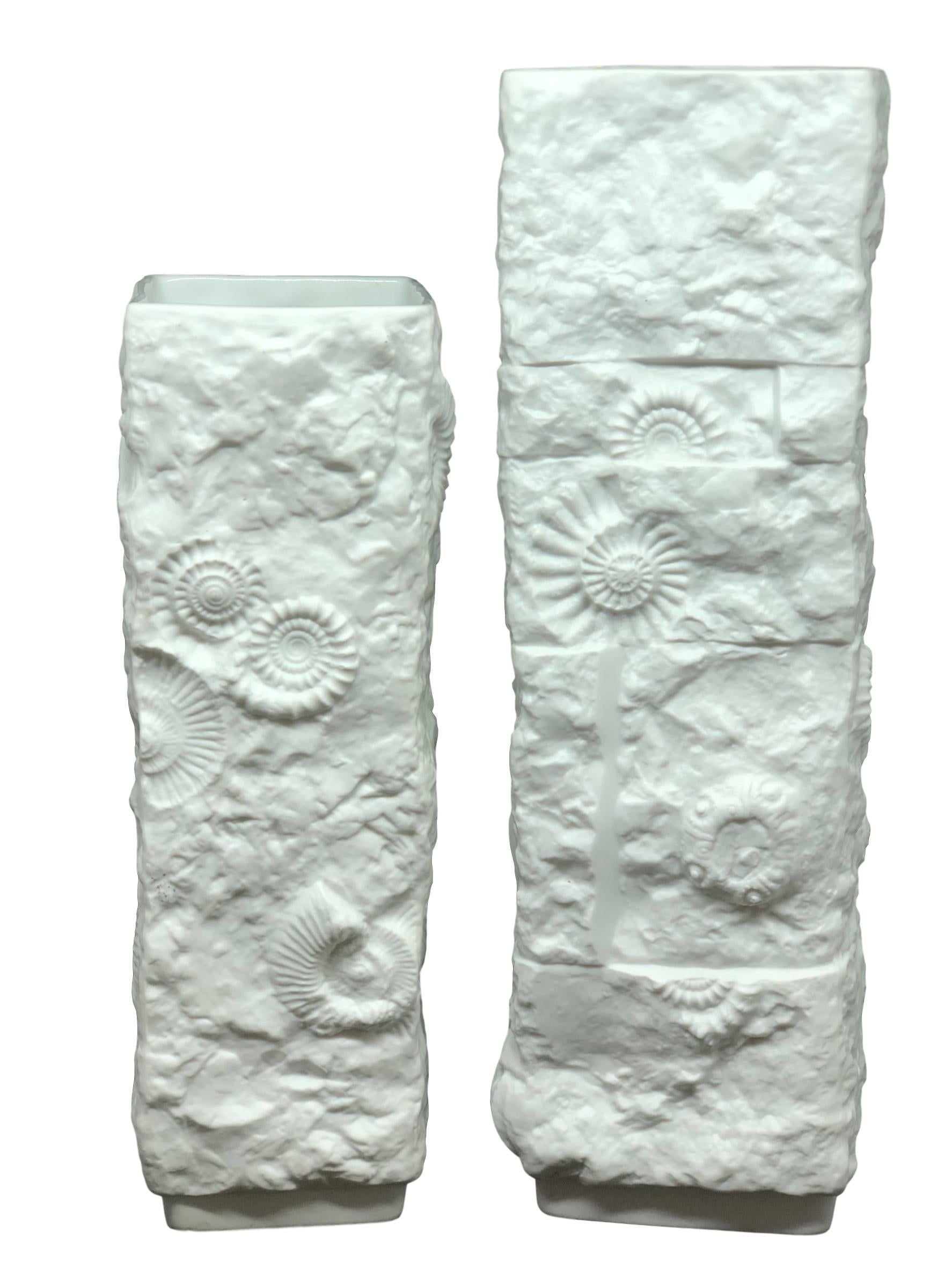 Zwei erstaunliche Biskuit-Porzellan Mitte des Jahrhunderts Studio Kunst Keramik Vase in Deutschland gemacht, von Kaiser Porzellan, ca. 1970er Jahre. Die Vasen sind in sehr gutem Zustand, ohne Chips, Risse oder Flohbisse. Signiert mit