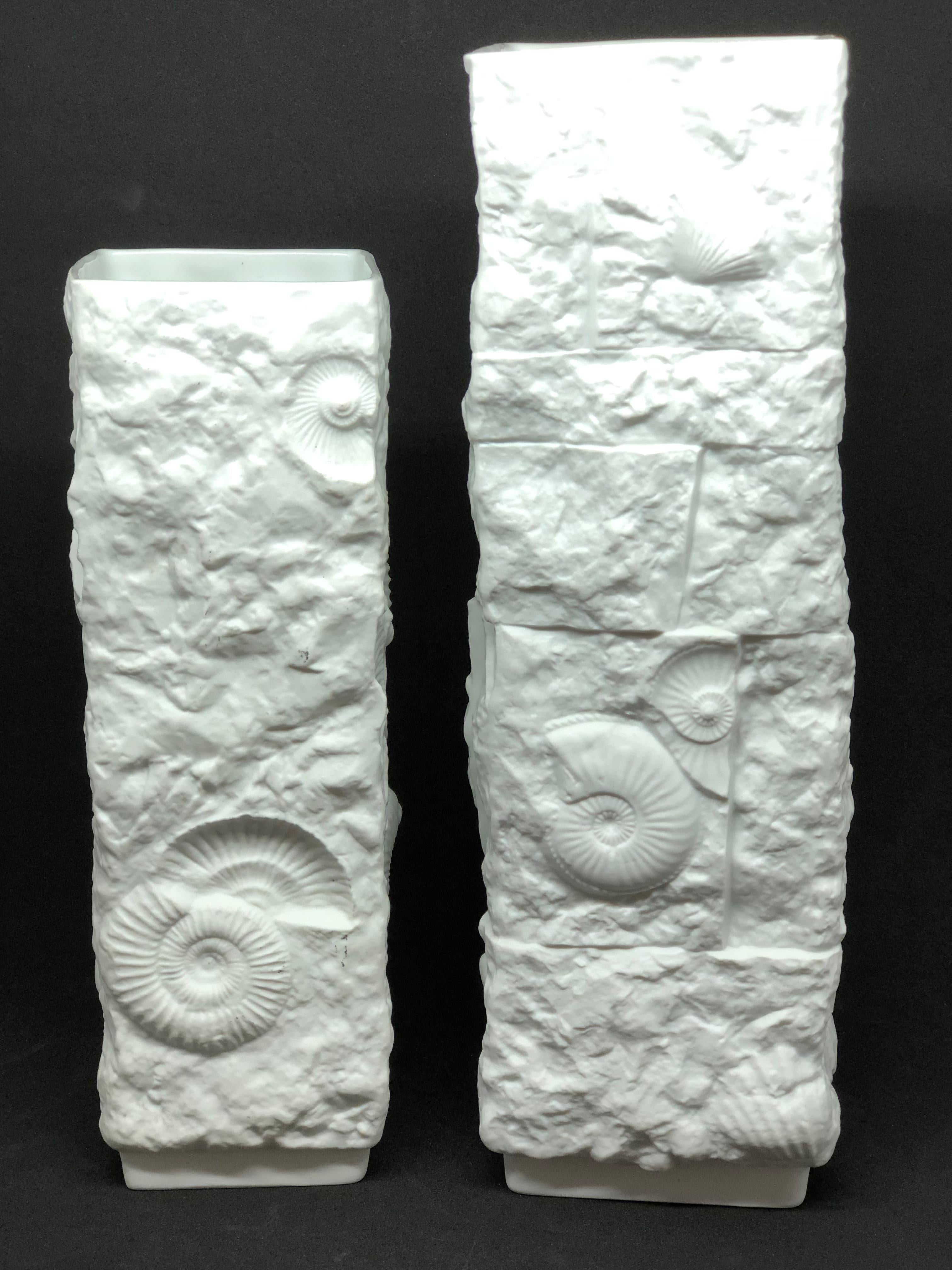 Due vasi fossili in bisquit del Medioevo di Kaiser Porcelain, Germania, anni '70 In condizioni buone in vendita a Nuernberg, DE