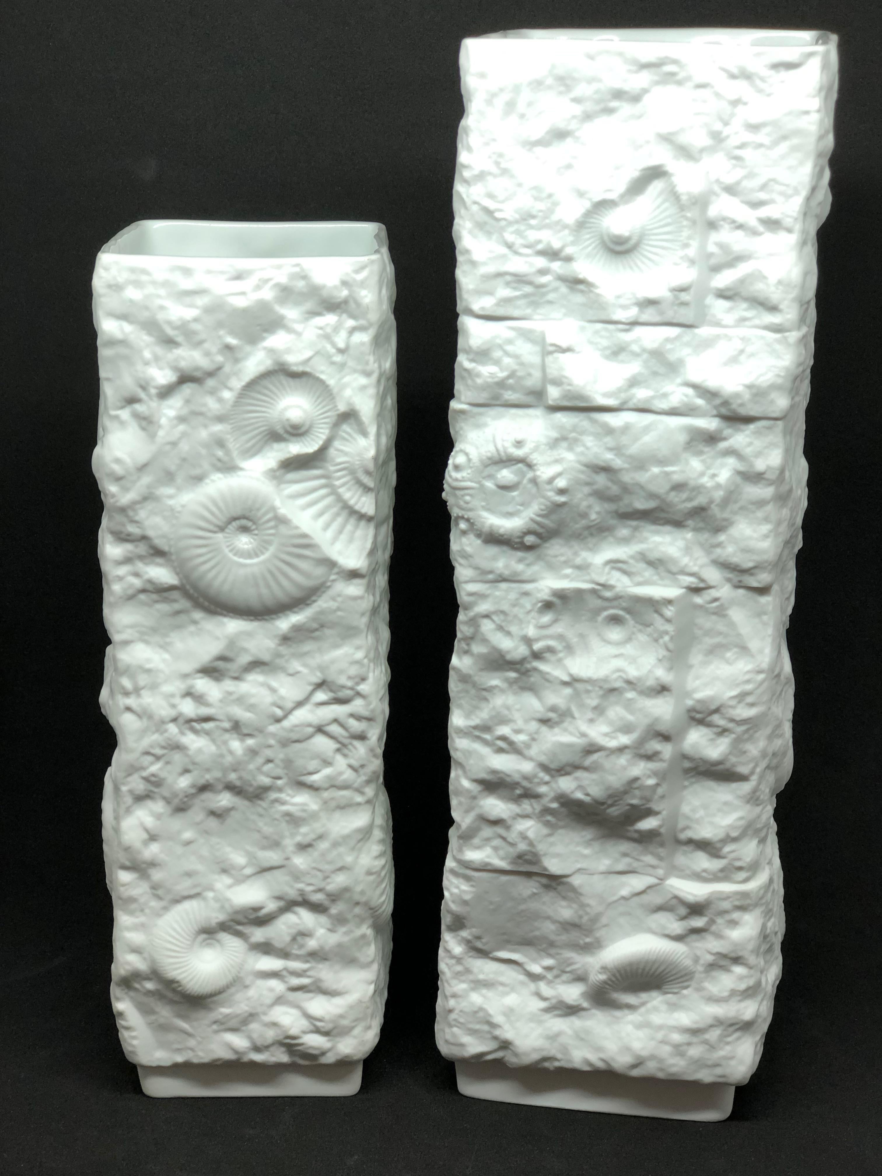 Porcellana Due vasi fossili in bisquit del Medioevo di Kaiser Porcelain, Germania, anni '70 in vendita