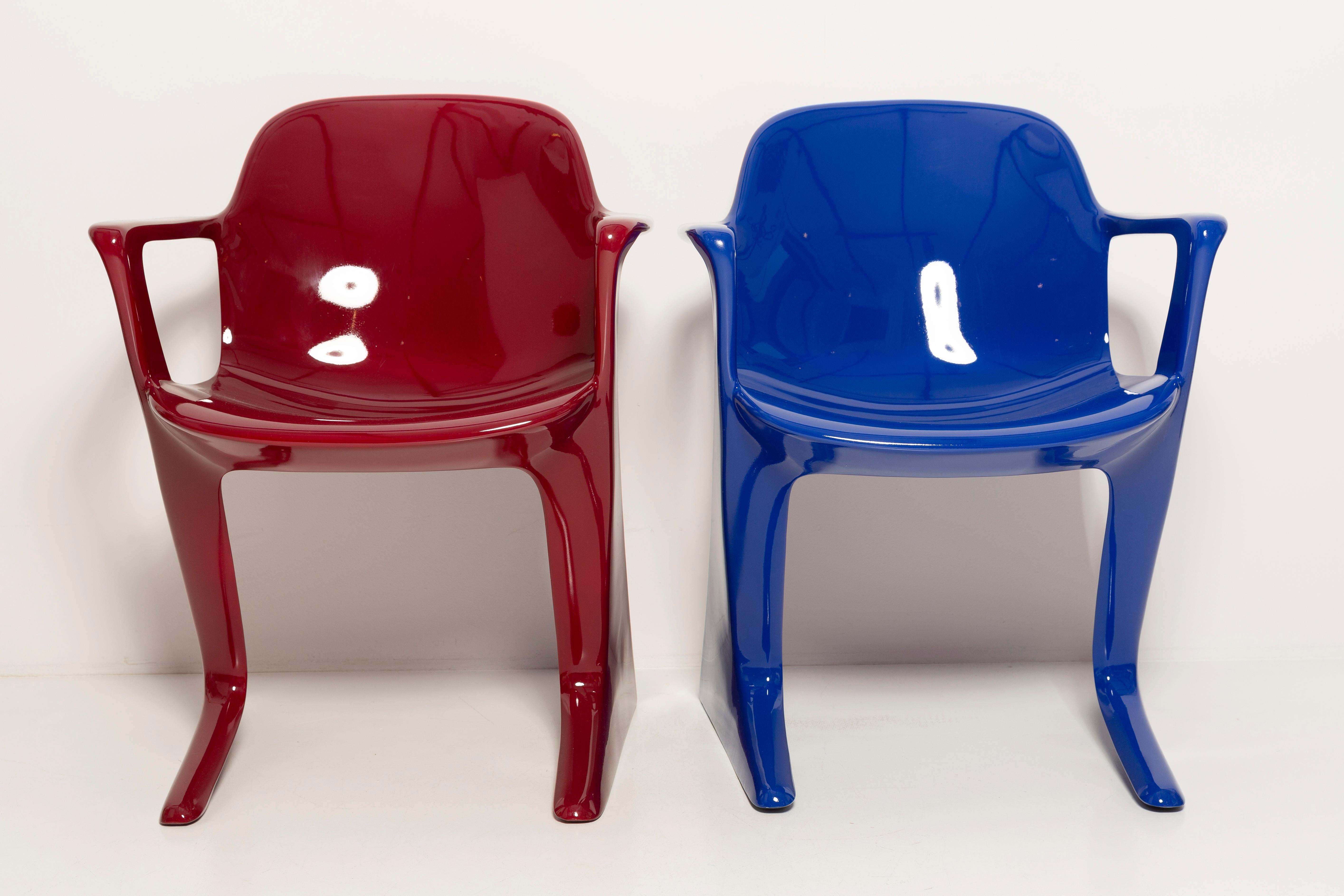 Fibre de verre Deux chaises Kangourouo rouges et bleues du milieu du siècle dernier, Ernst Moeckl Allemagne, 1968 en vente