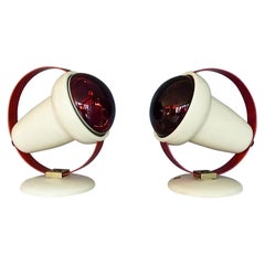 Zwei Charlotte Perriand Tisch-Wandlampen aus der Jahrhundertmitte für Philips Red Lights Sconce