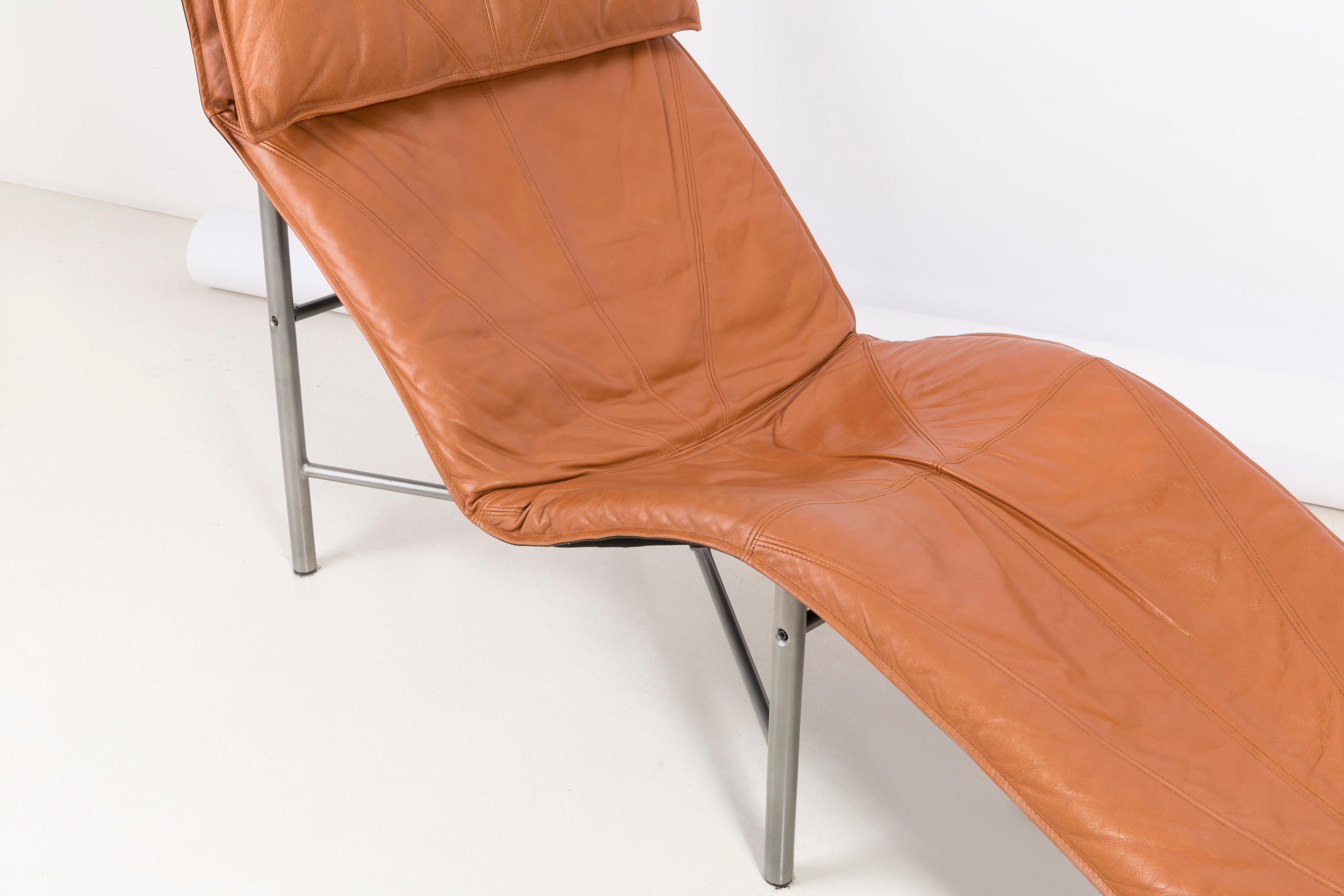 Swedish Two Midcentury Danish Modern Leather Chaise Lounge Chairs, Tord Björklund, 1980 For Sale