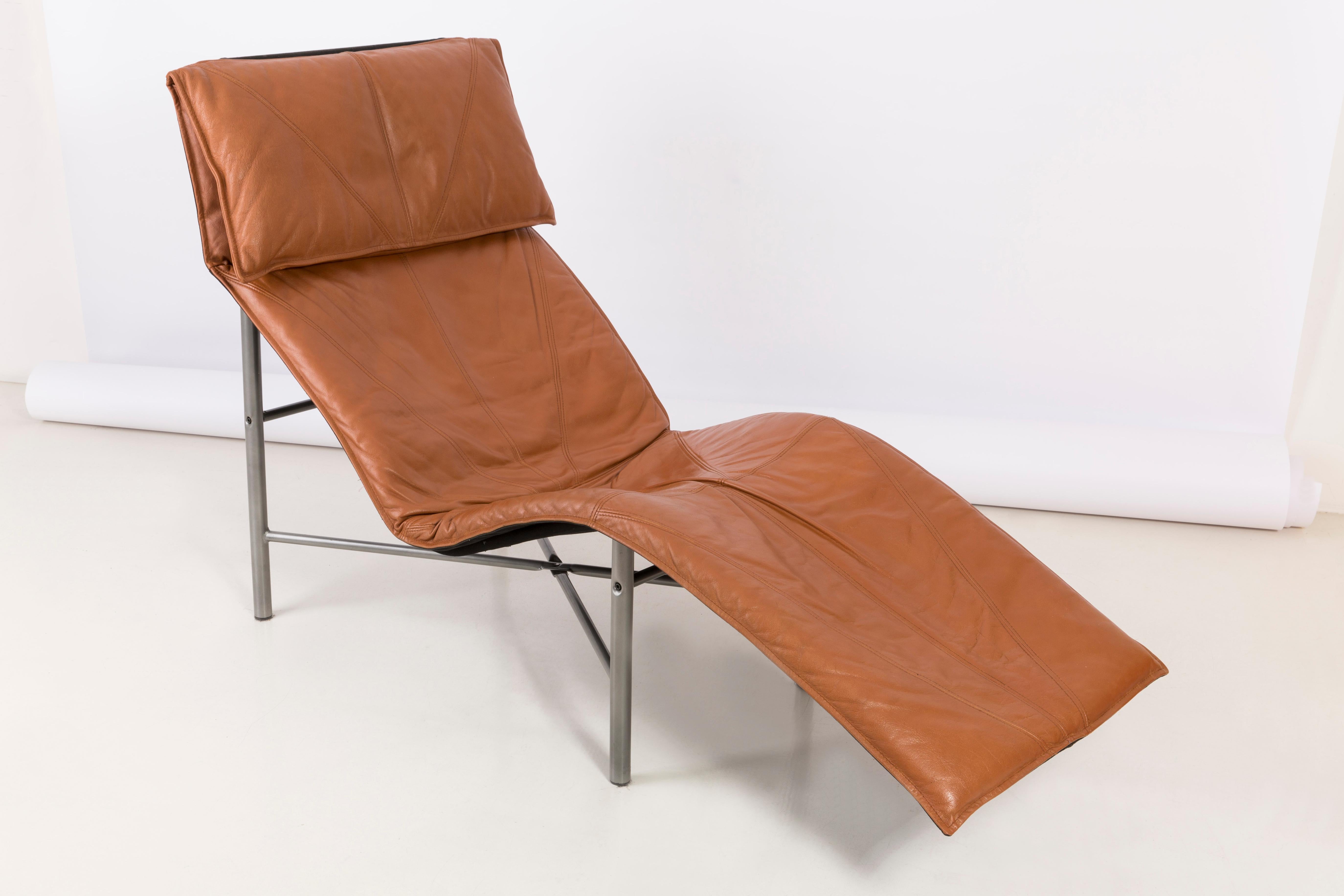 Swedish Two Midcentury Danish Modern Leather Chaise Lounge Chairs, Tord Björklund, 1980 For Sale